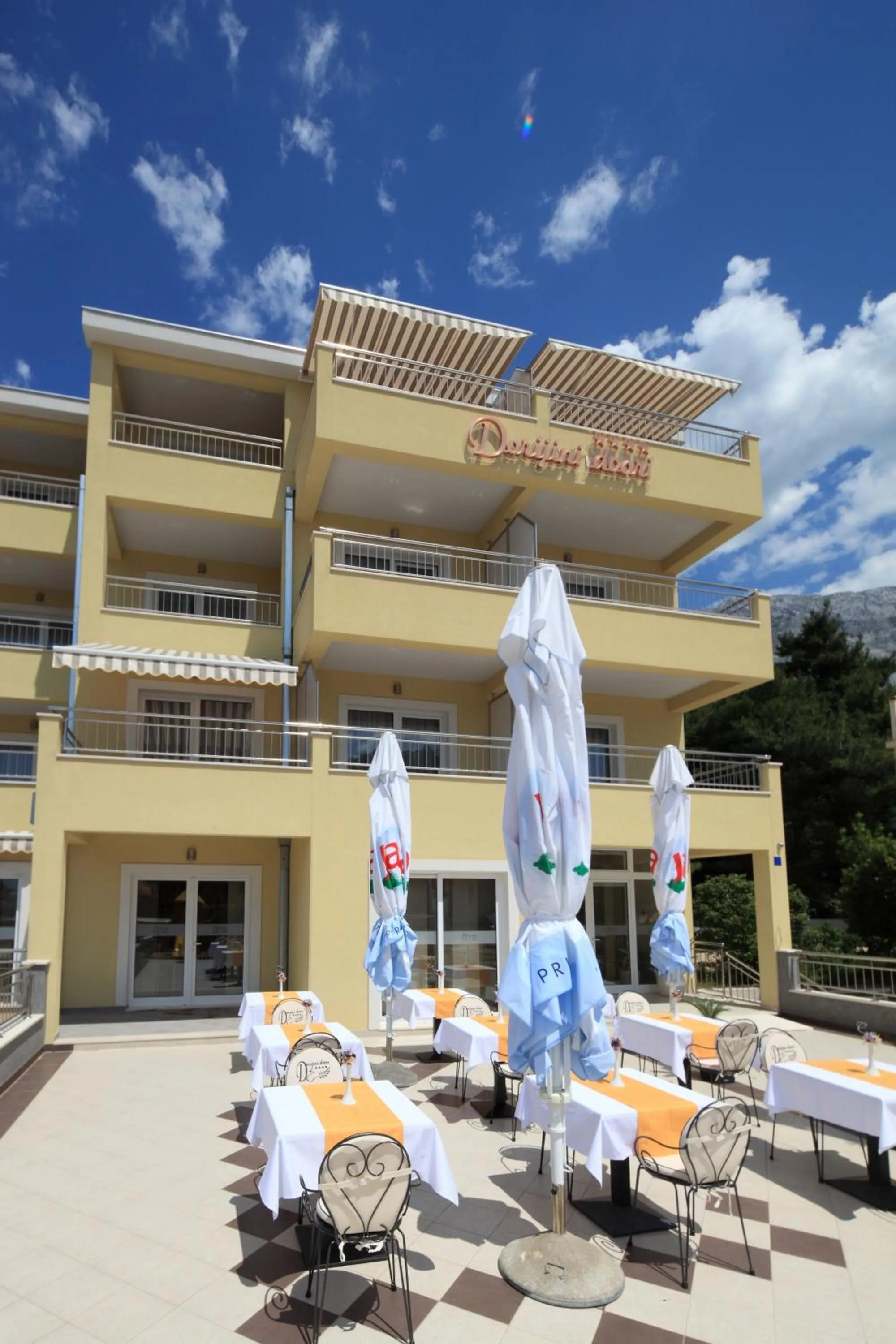 Restaurant/places to eat in Dorijini Dvori