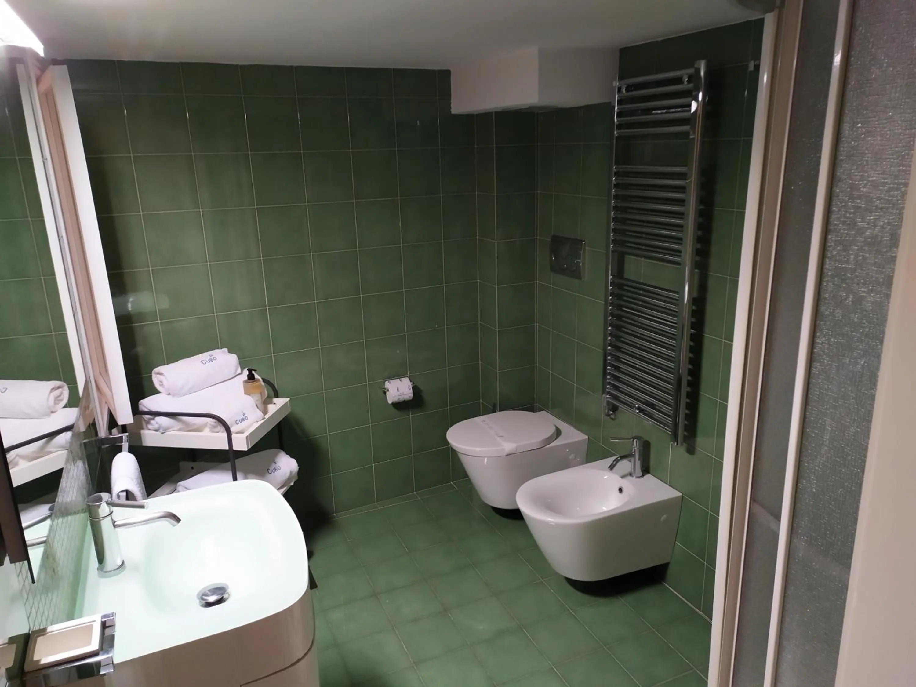 Toilet in Cubo Apartments