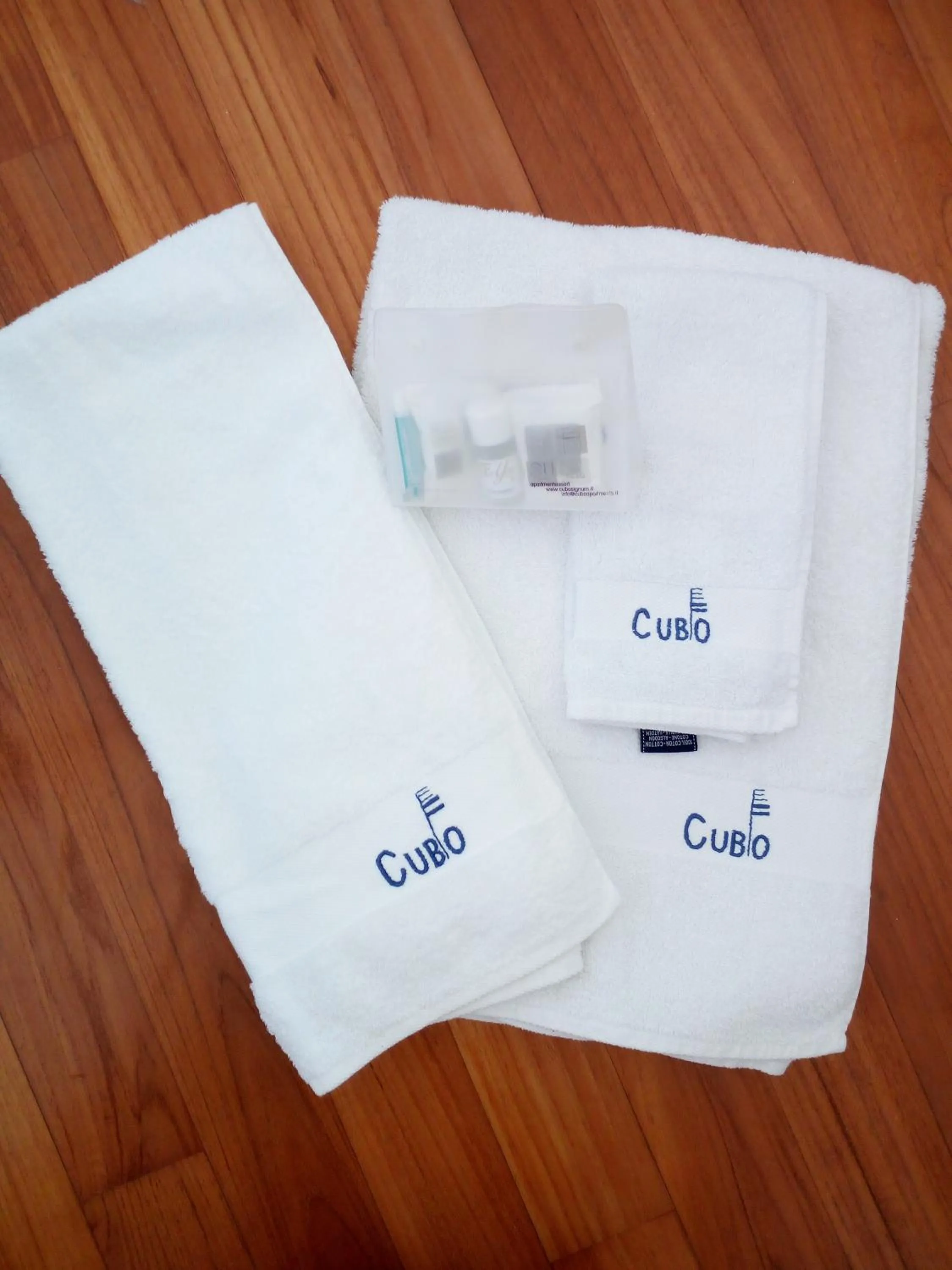 Toilet in Cubo Apartments