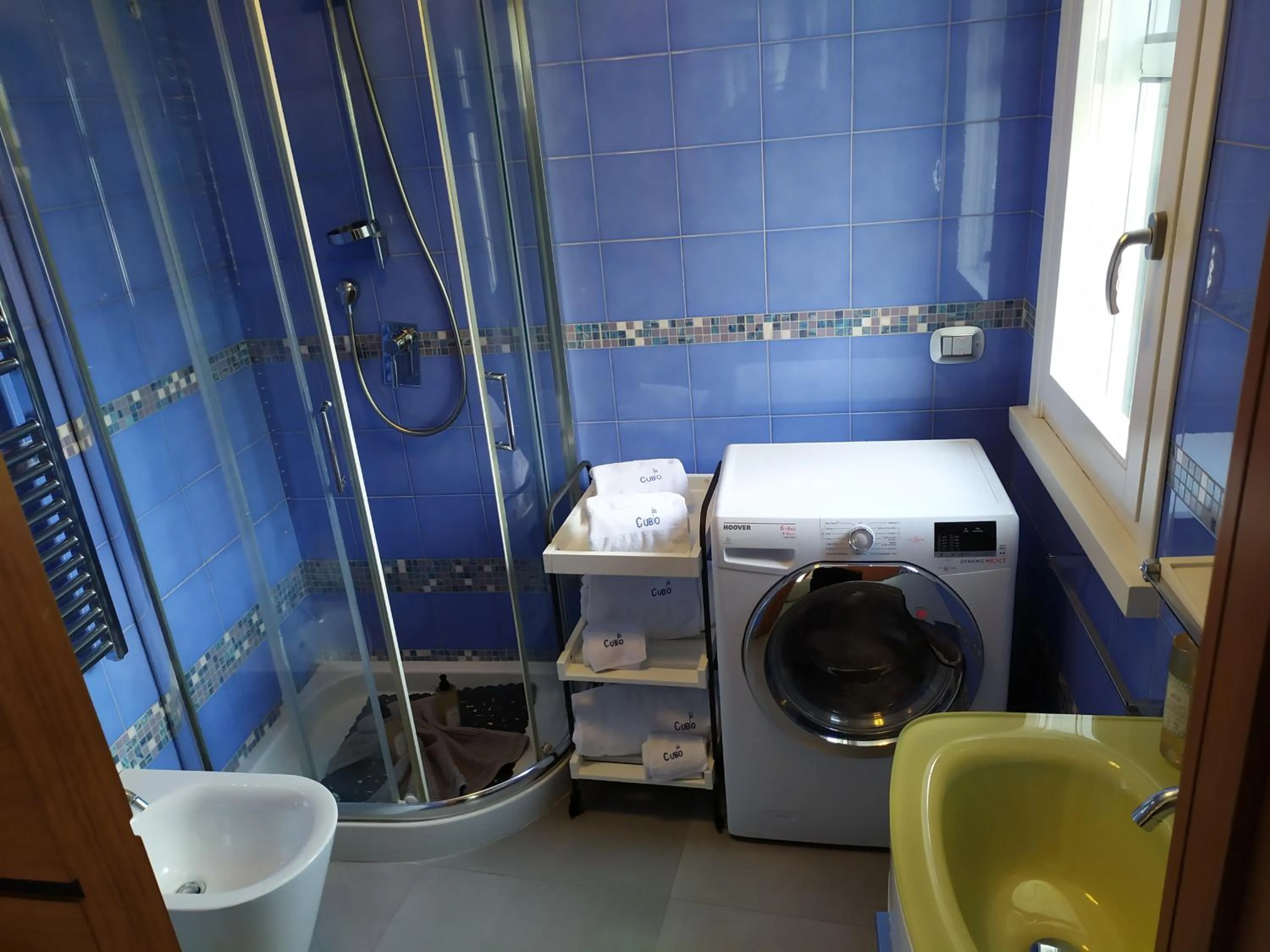 Toilet in Cubo Apartments