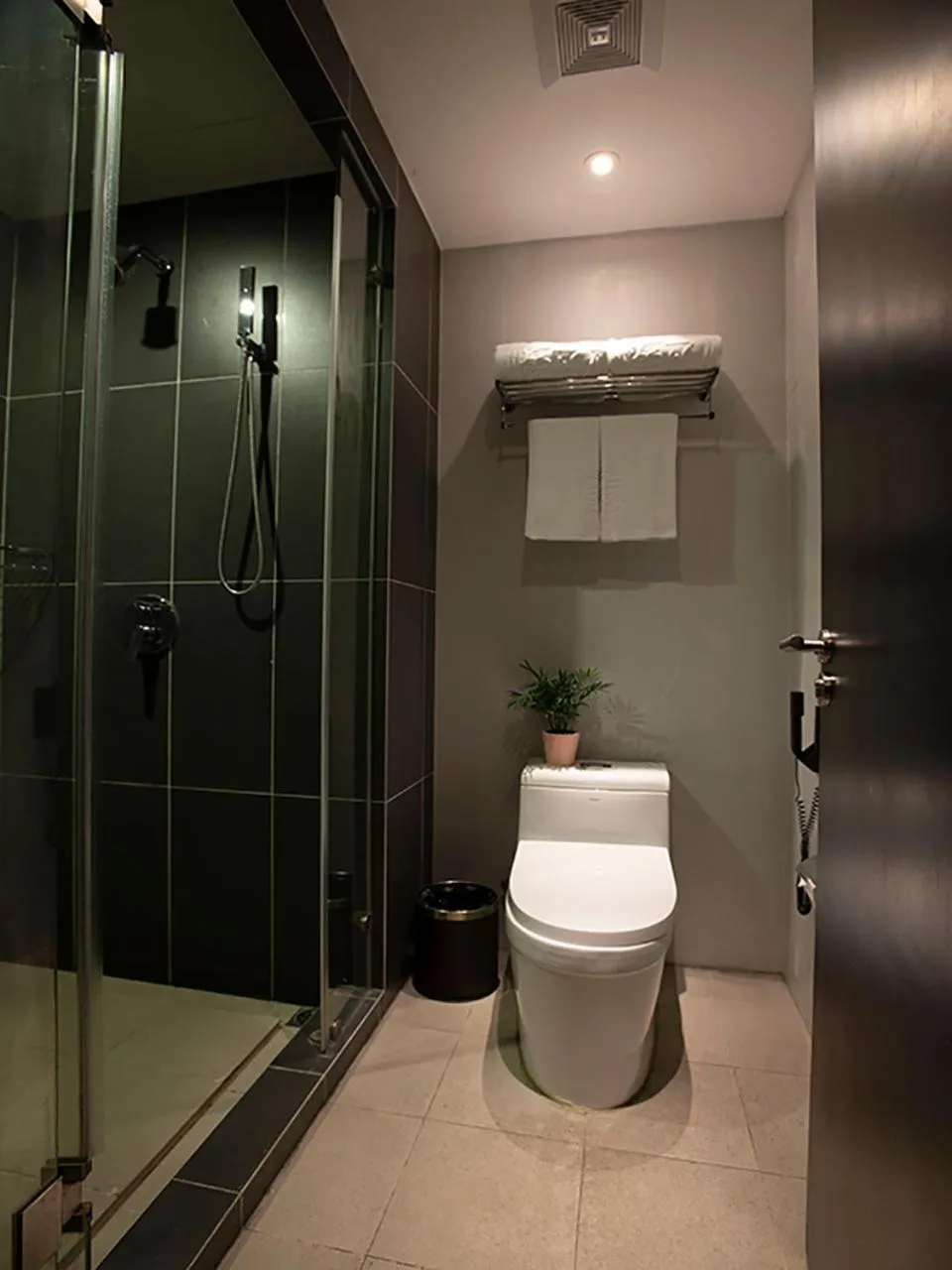 Shower in SHANGHAI-DECO Hotel-Free shuttle bus to Pudong Airport and Disneyland