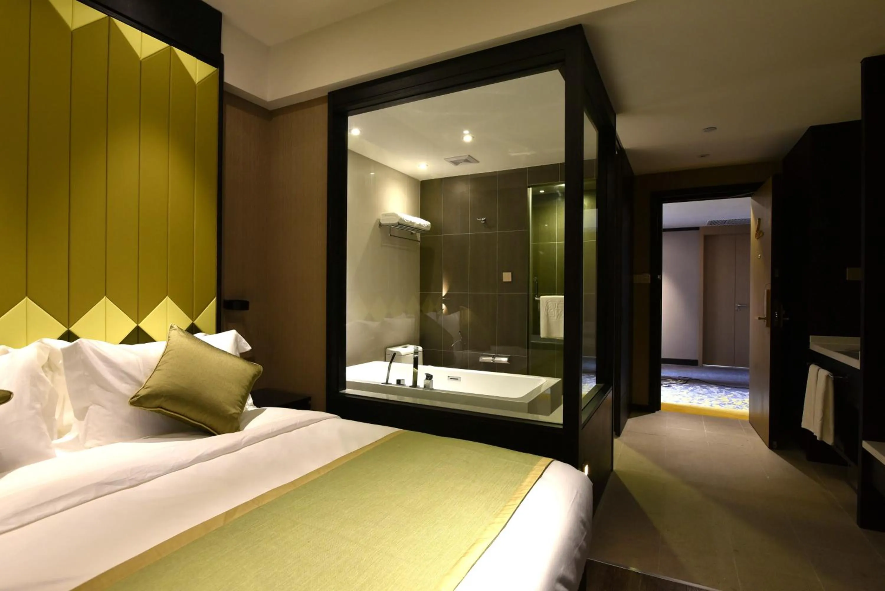Bathroom, Bed in SHANGHAI-DECO Hotel-Free shuttle bus to Pudong Airport and Disneyland
