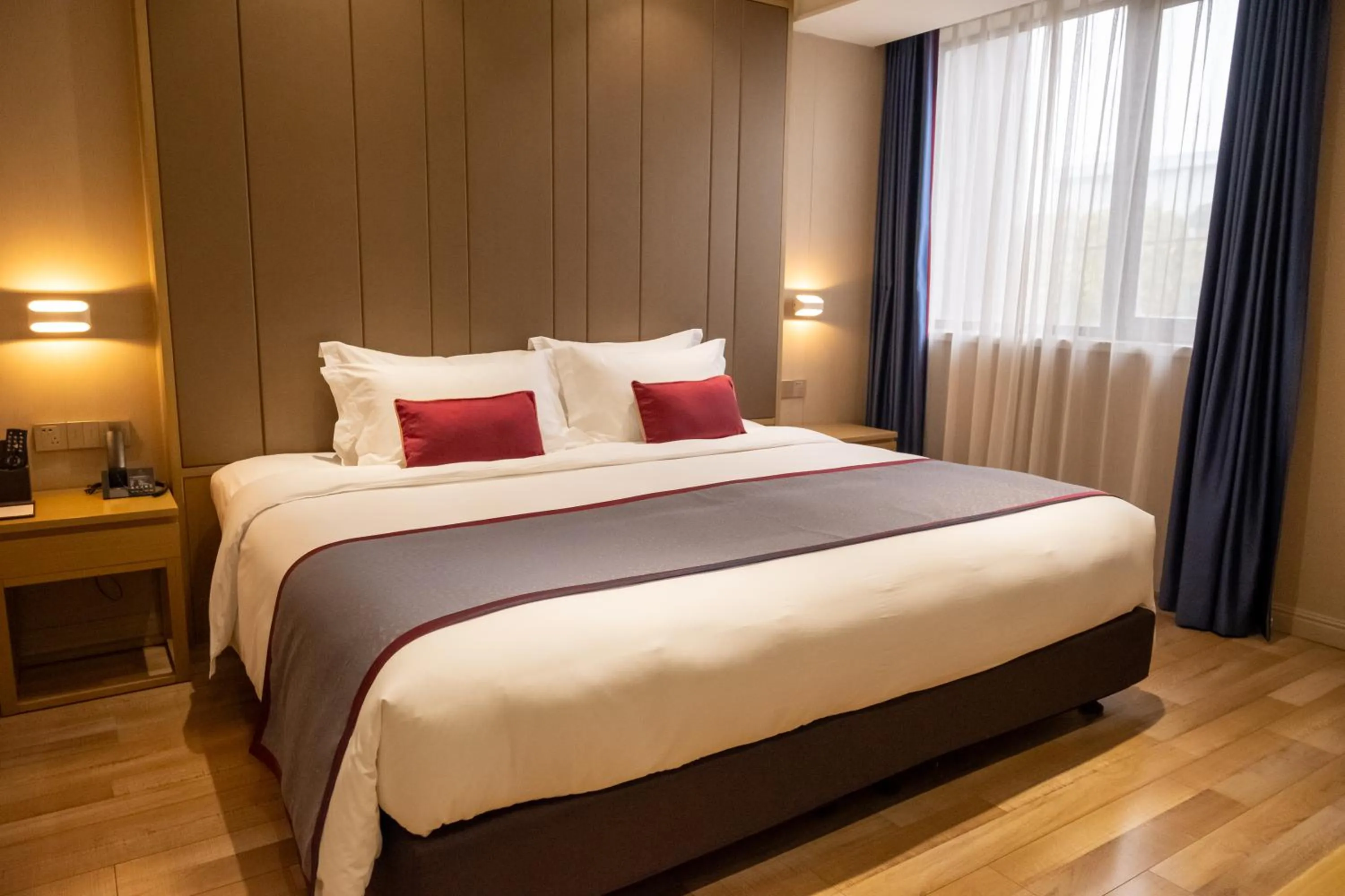 Bed in SHANGHAI-DECO Hotel-Free shuttle bus to Pudong Airport and Disneyland