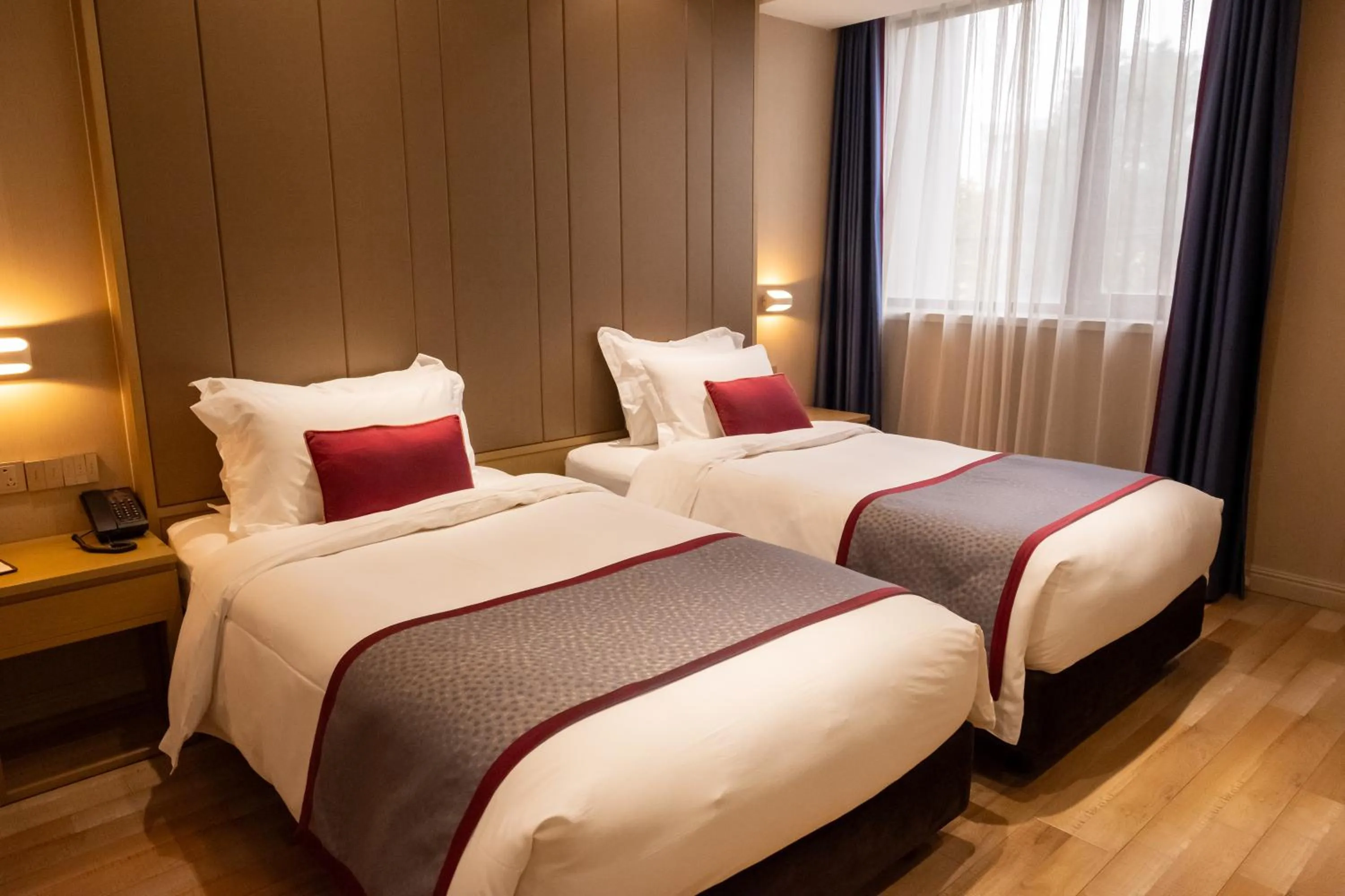 Bed in SHANGHAI-DECO Hotel-Free shuttle bus to Pudong Airport and Disneyland