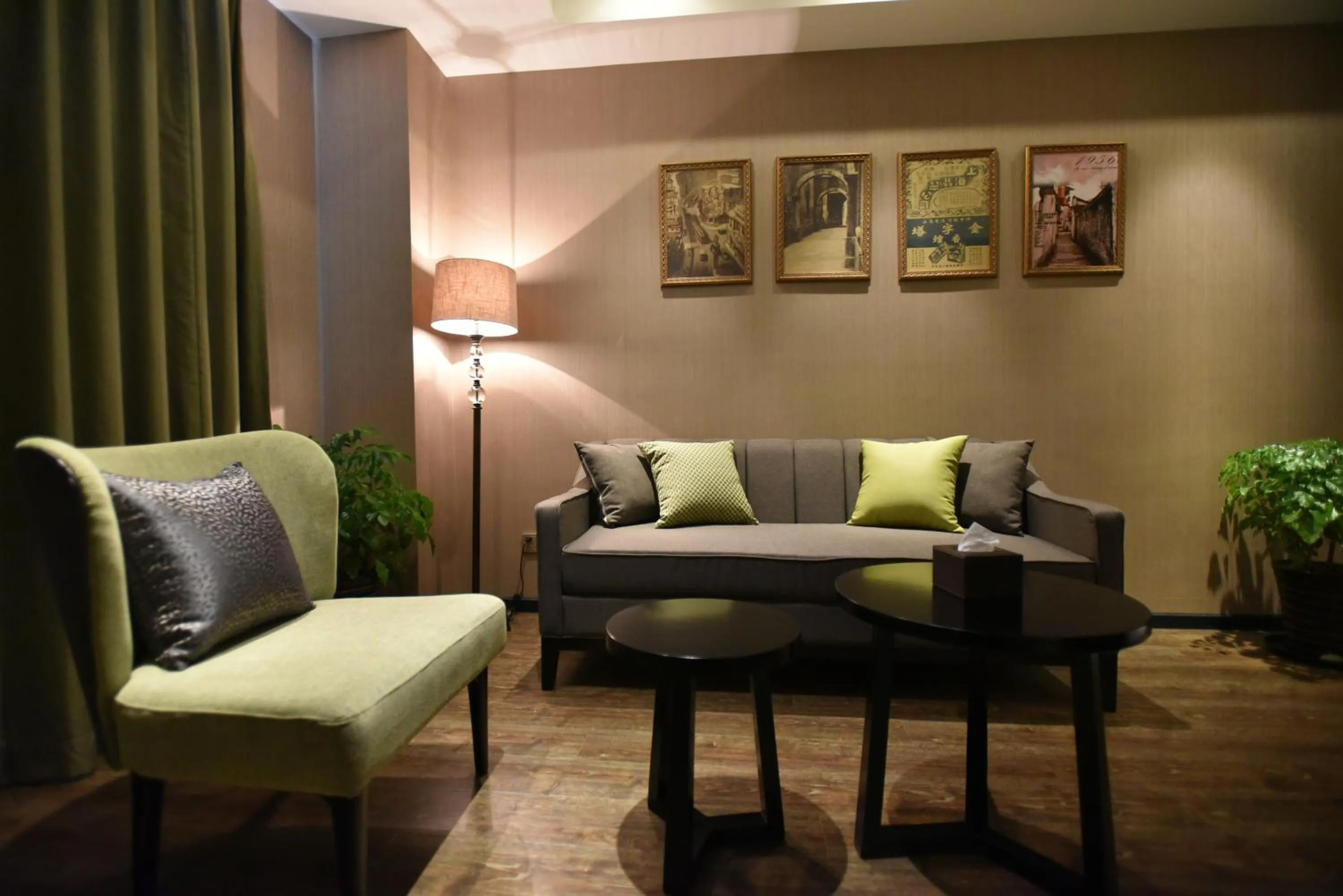 Living room in SHANGHAI-DECO Hotel-Free shuttle bus to Pudong Airport and Disneyland