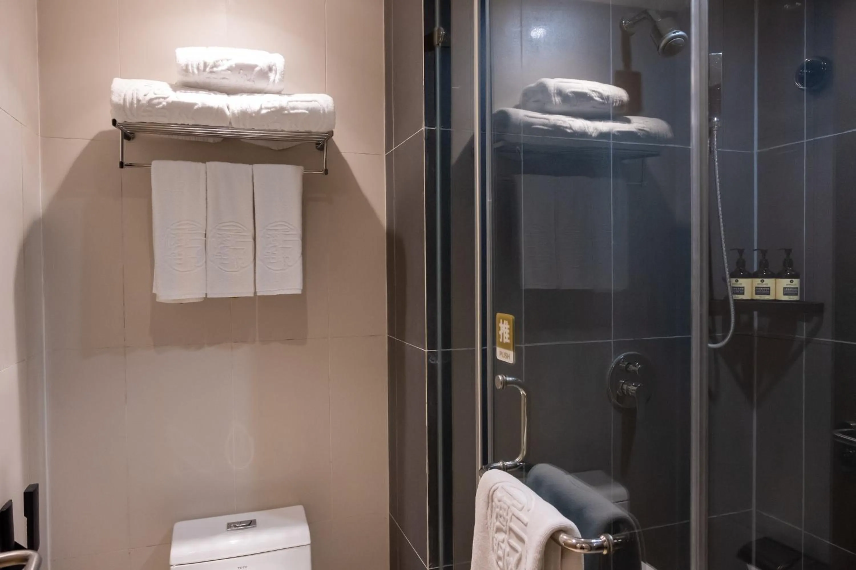 Shower in SHANGHAI-DECO Hotel-Free shuttle bus to Pudong Airport and Disneyland