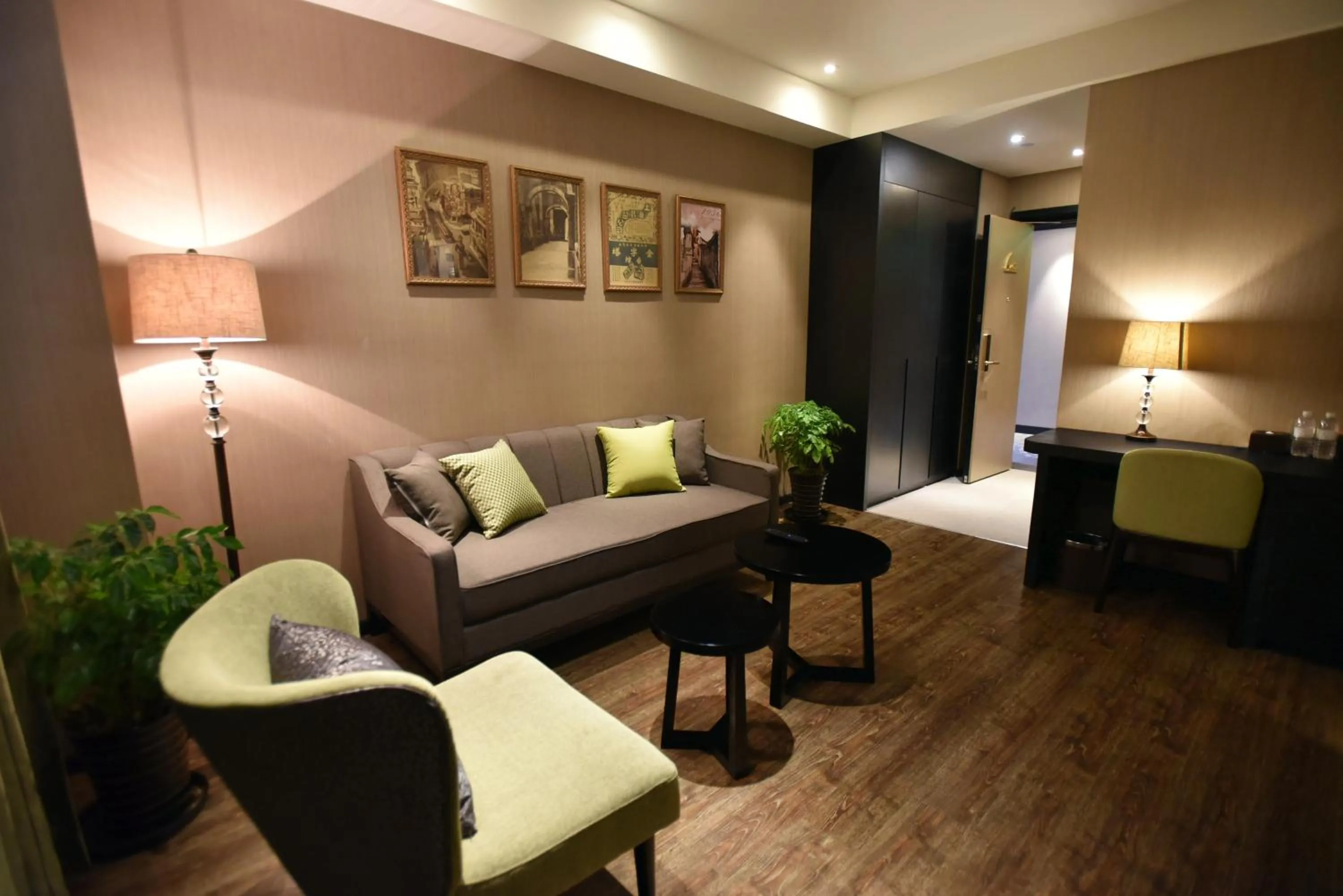 Living room in SHANGHAI-DECO Hotel-Free shuttle bus to Pudong Airport and Disneyland