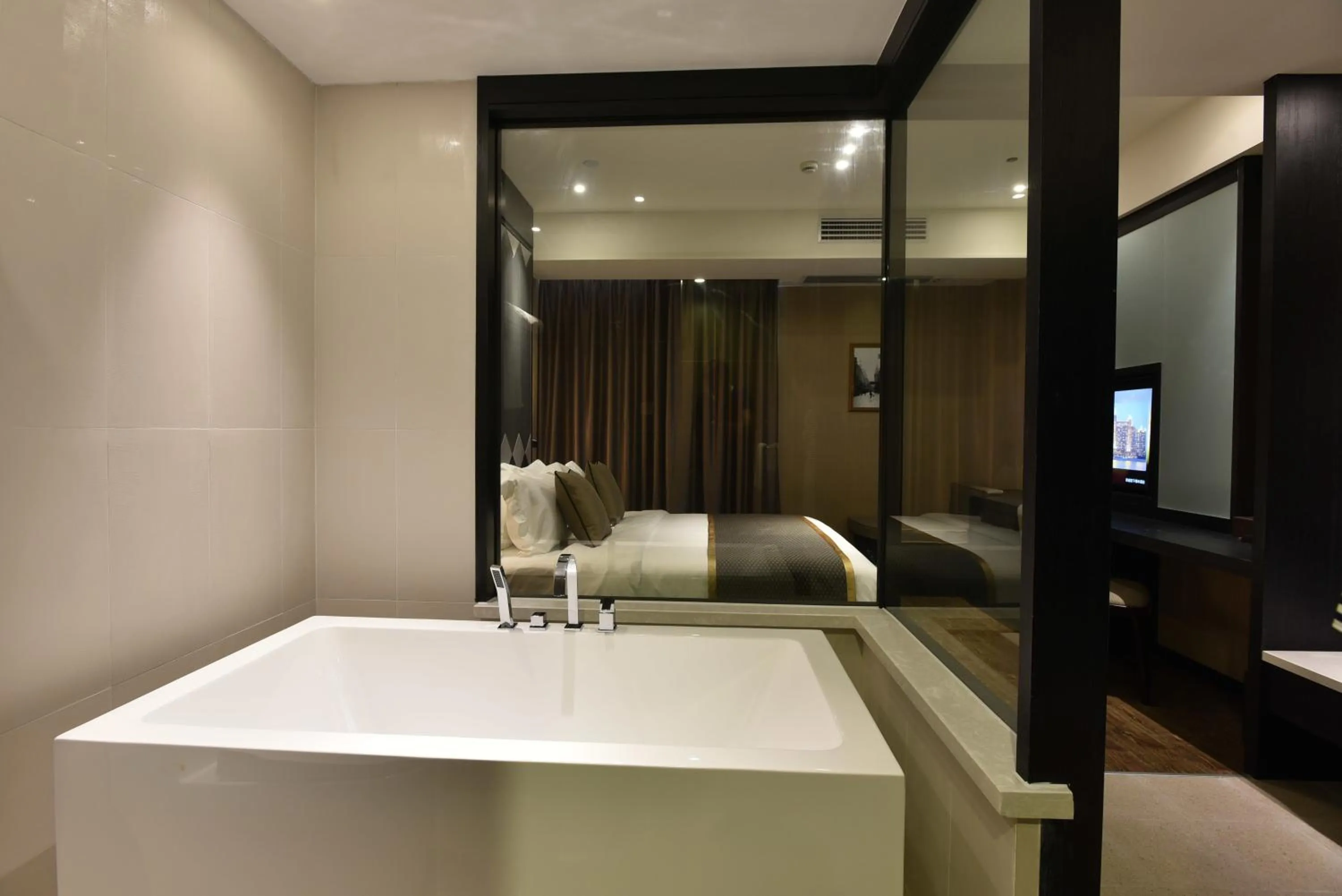 Bed in SHANGHAI-DECO Hotel-Free shuttle bus to Pudong Airport and Disneyland