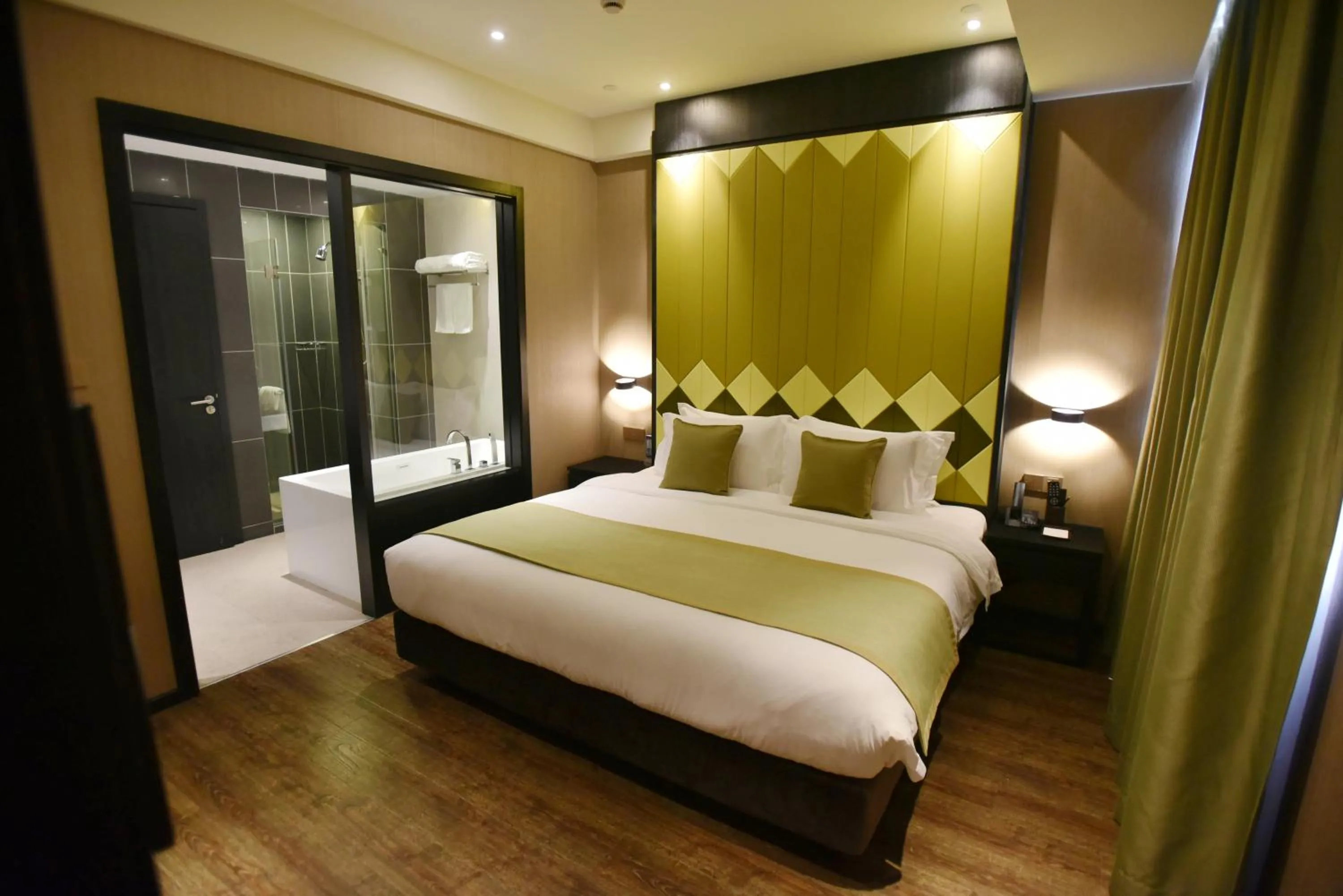 Bed in SHANGHAI-DECO Hotel-Free shuttle bus to Pudong Airport and Disneyland