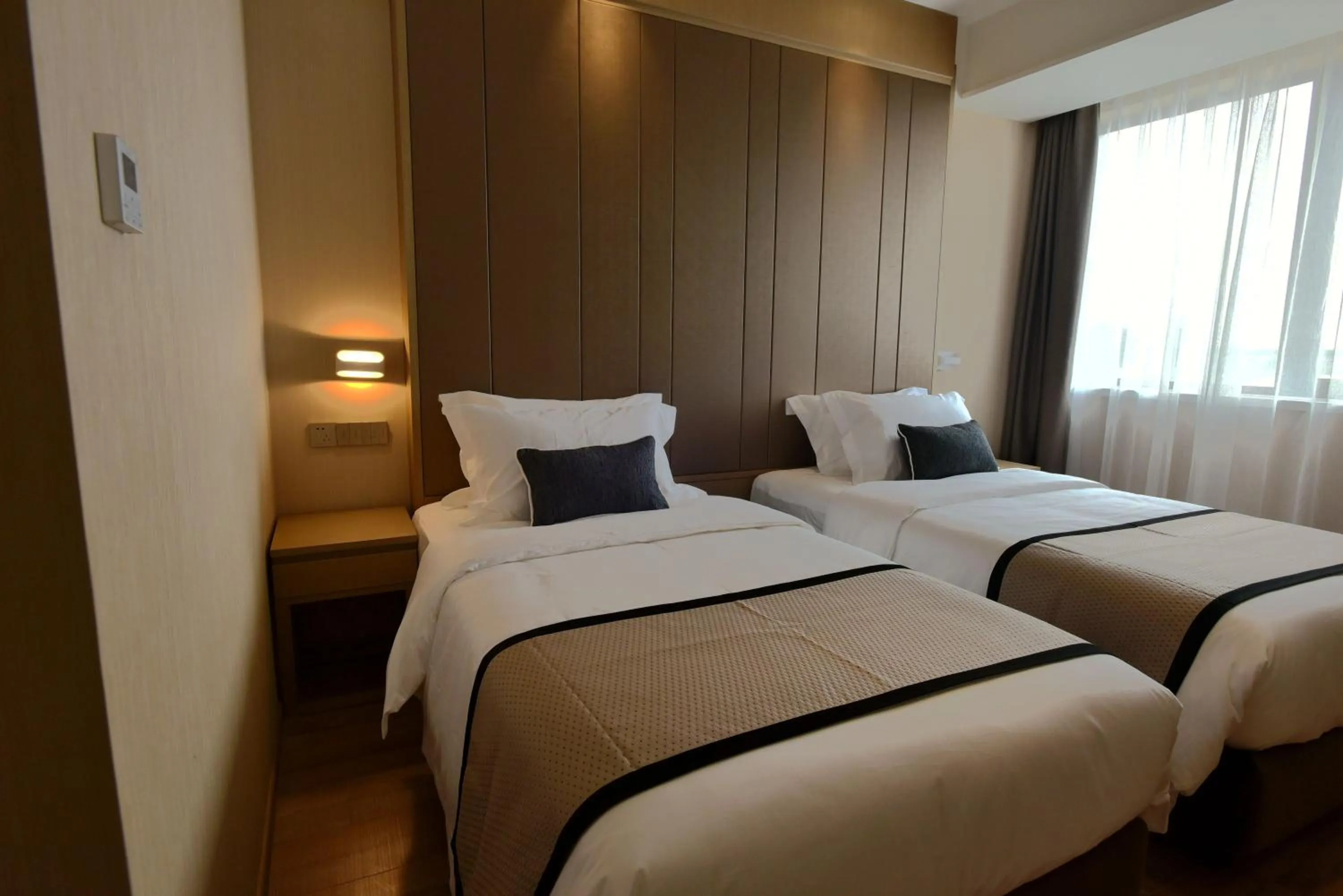 Bed in SHANGHAI-DECO Hotel-Free shuttle bus to Pudong Airport and Disneyland