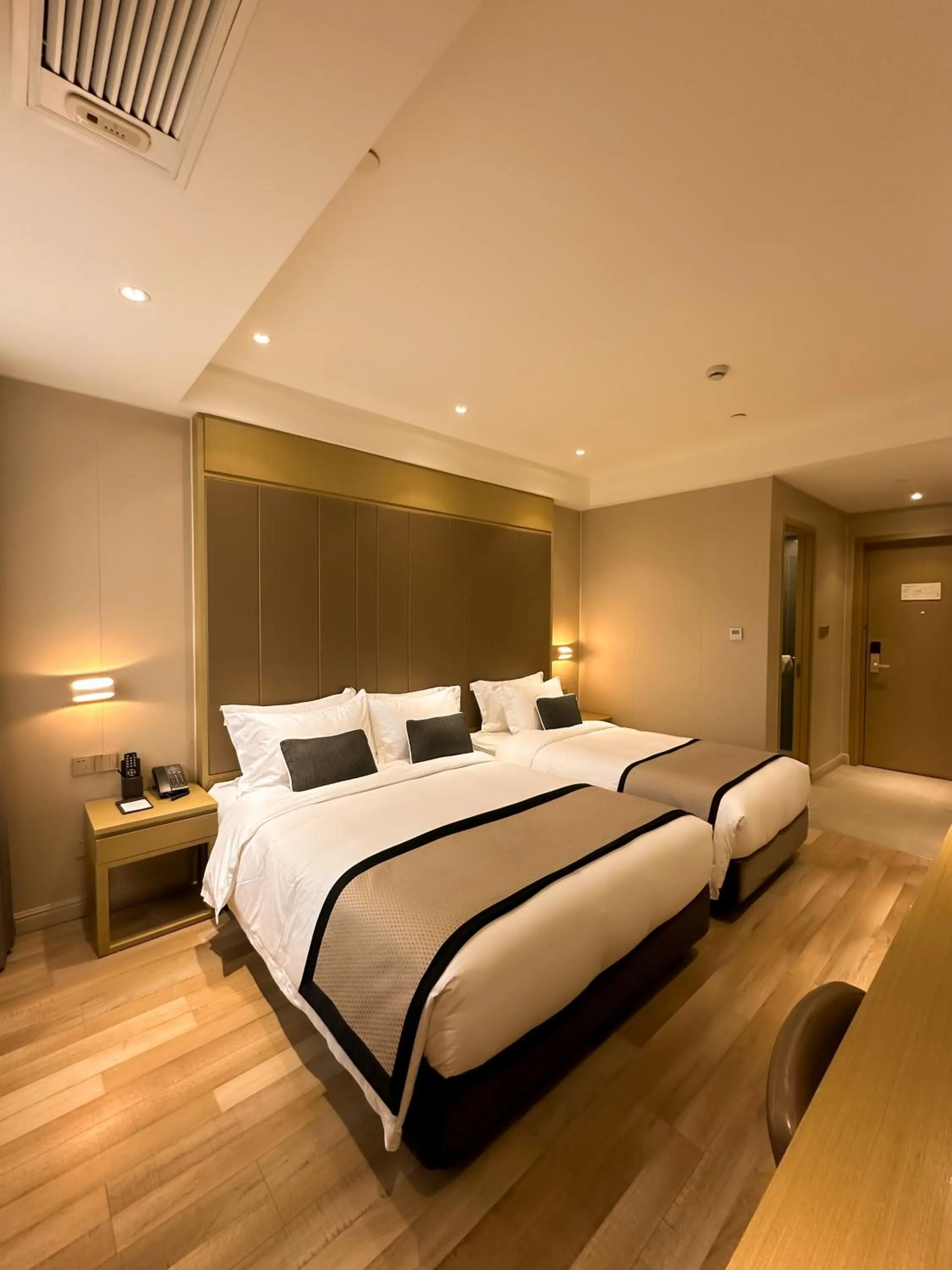 Bed in SHANGHAI-DECO Hotel-Free shuttle bus to Pudong Airport and Disneyland