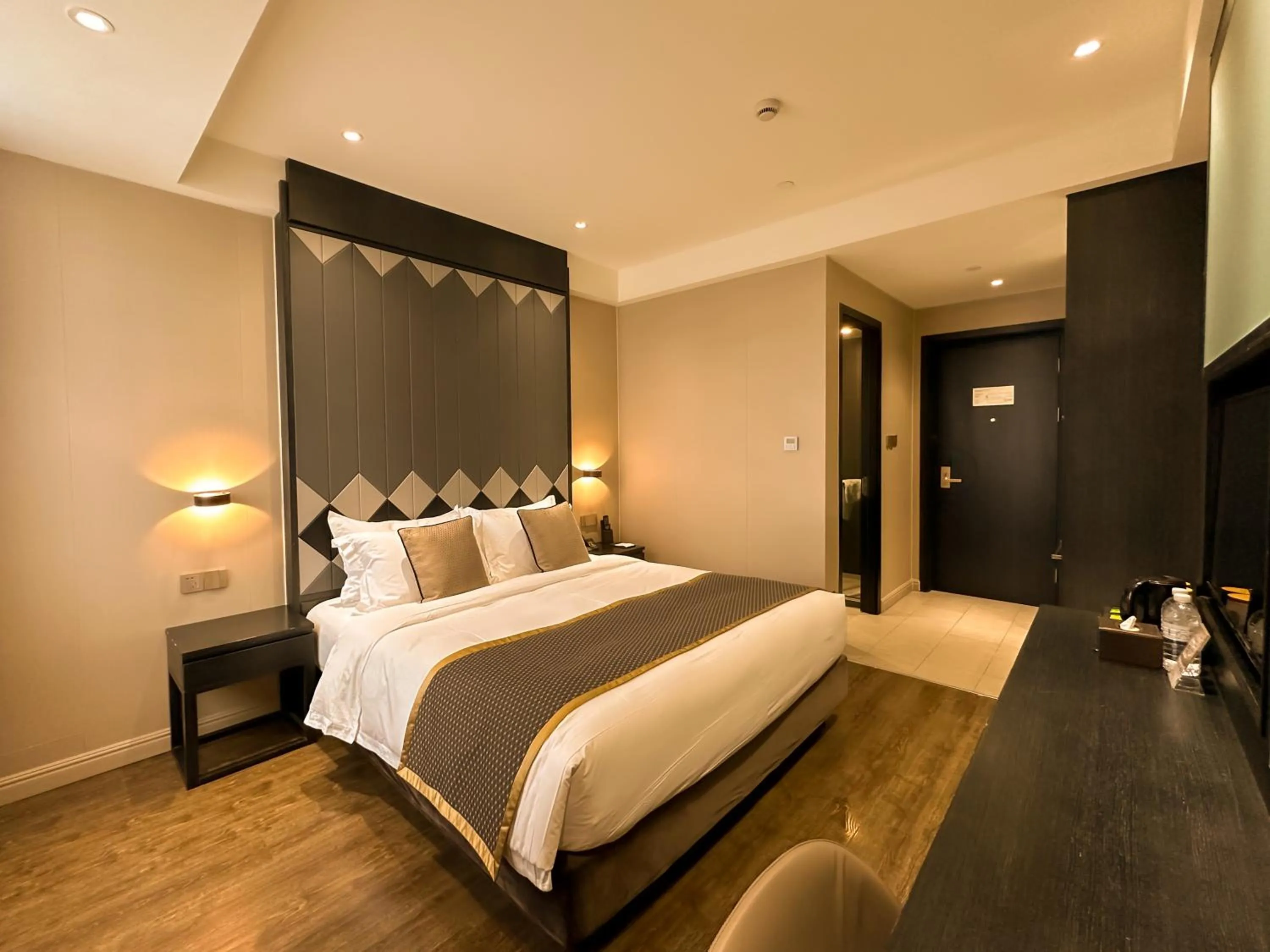 Bed in SHANGHAI-DECO Hotel-Free shuttle bus to Pudong Airport and Disneyland