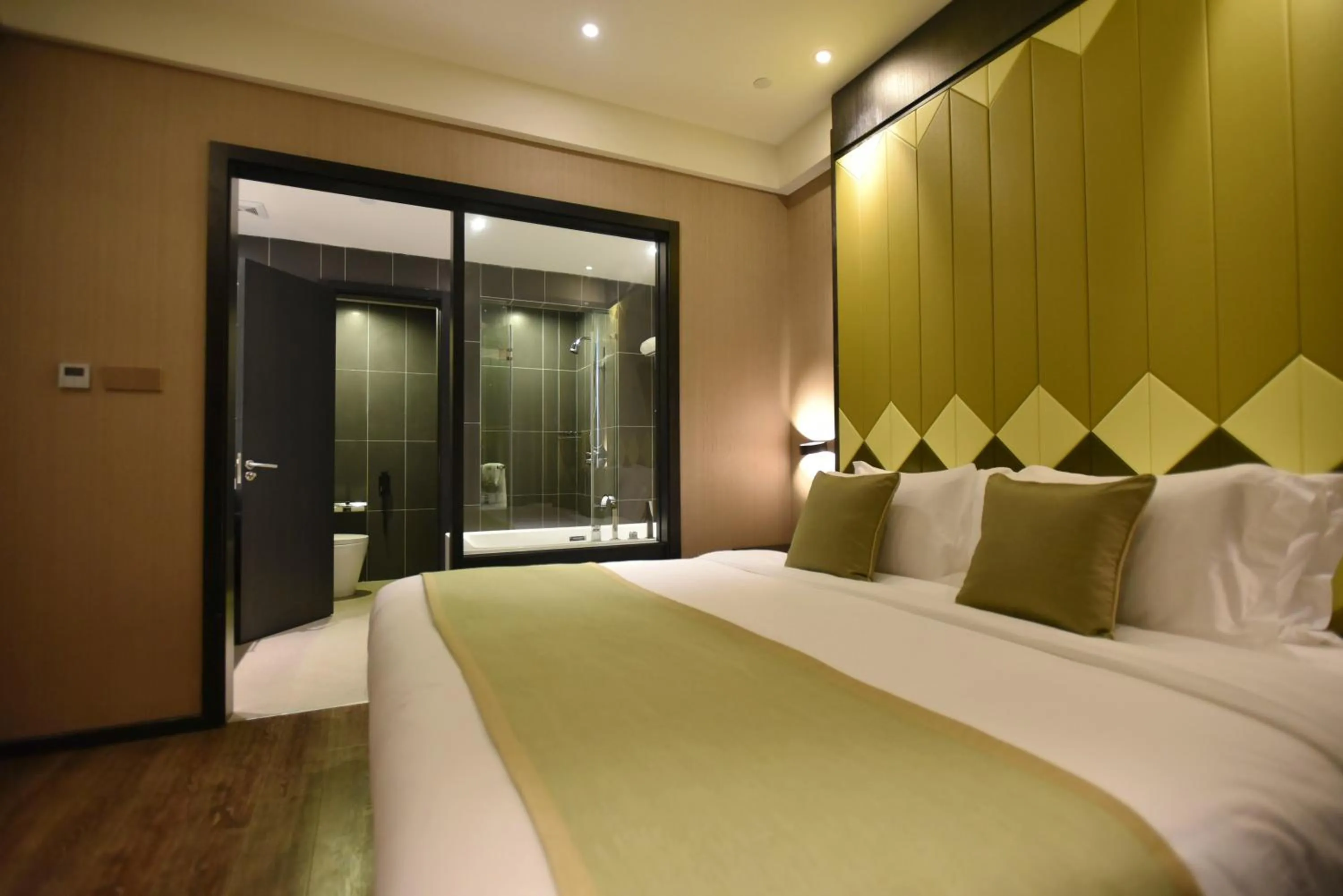 Bed in SHANGHAI-DECO Hotel-Free shuttle bus to Pudong Airport and Disneyland