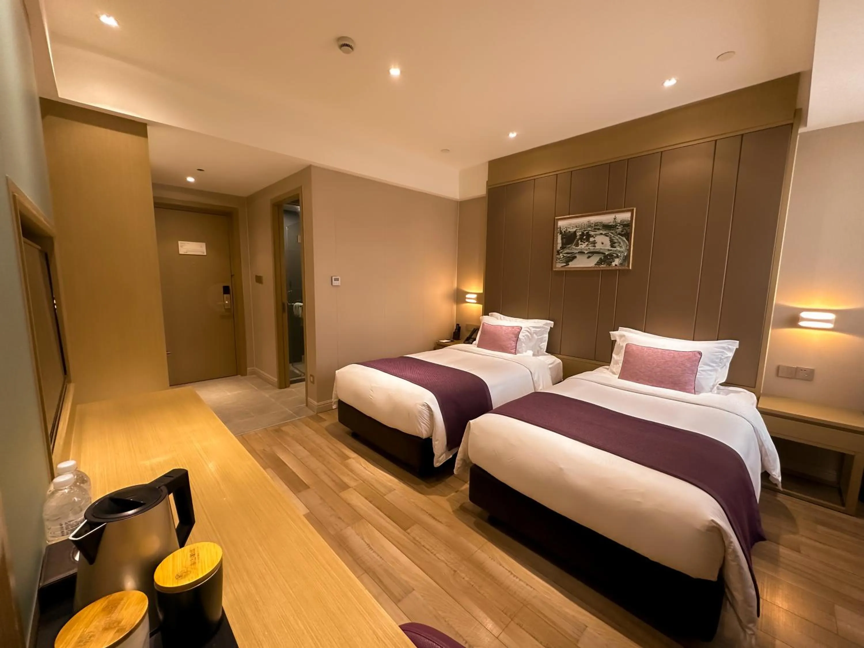 Bed in SHANGHAI-DECO Hotel-Free shuttle bus to Pudong Airport and Disneyland