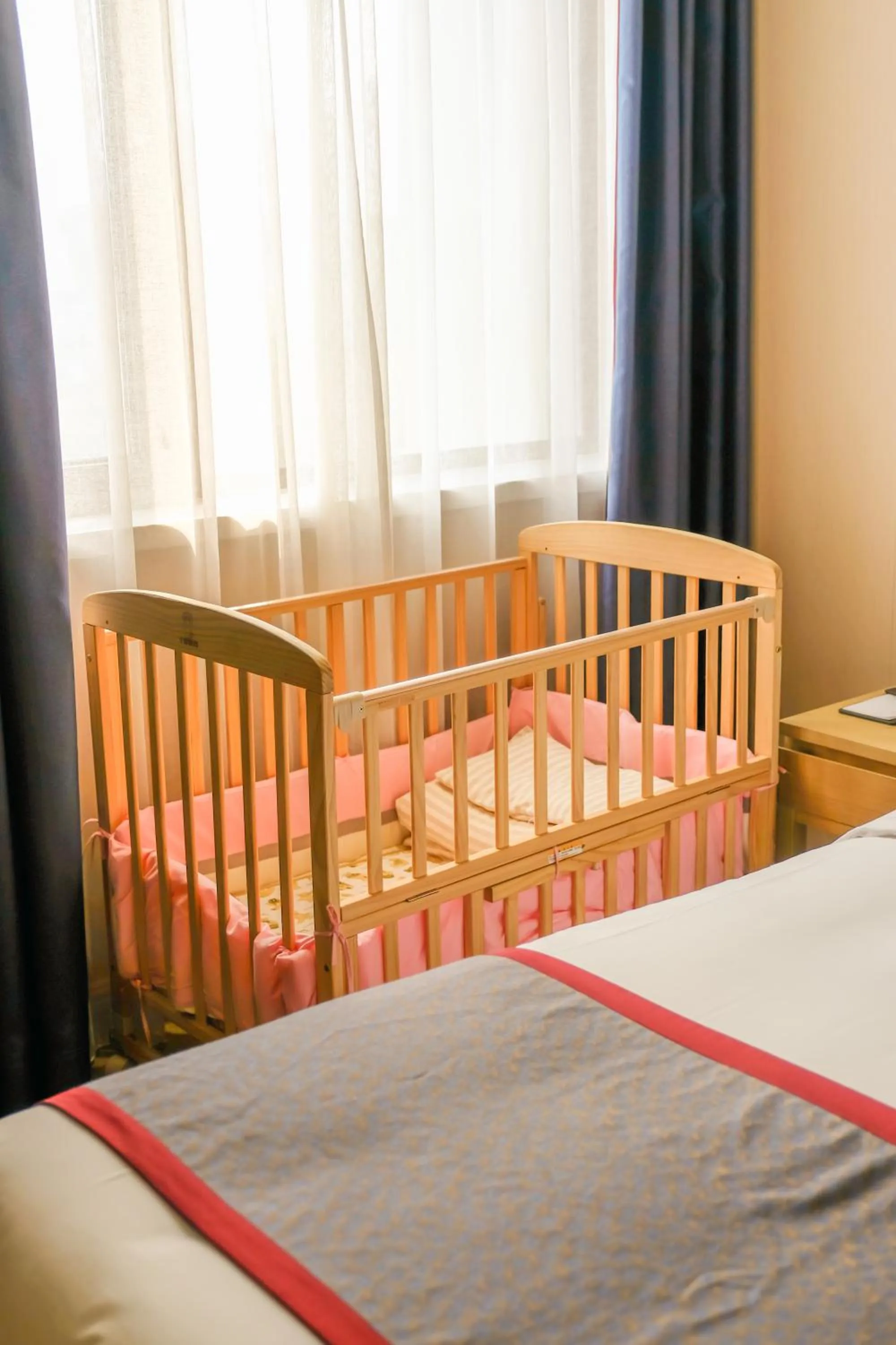 Bed in SHANGHAI-DECO Hotel-Free shuttle bus to Pudong Airport and Disneyland