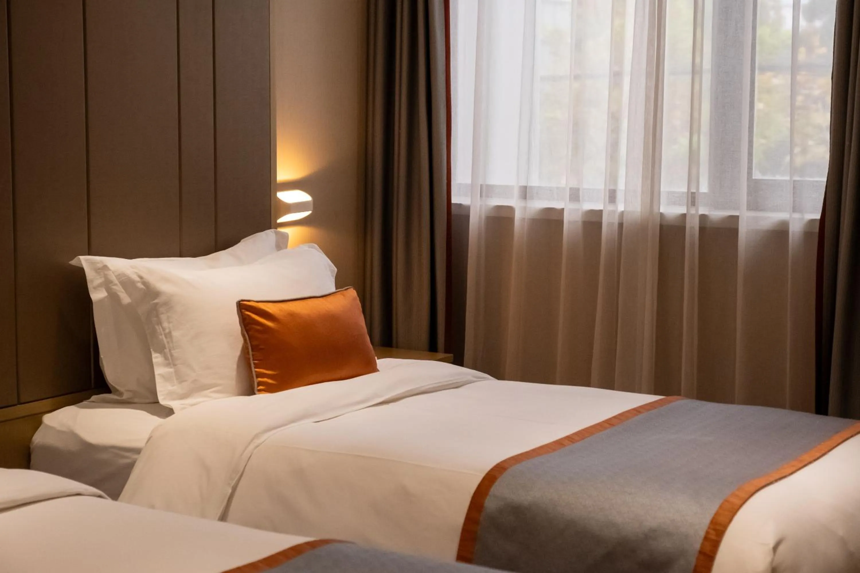 Bed in SHANGHAI-DECO Hotel-Free shuttle bus to Pudong Airport and Disneyland