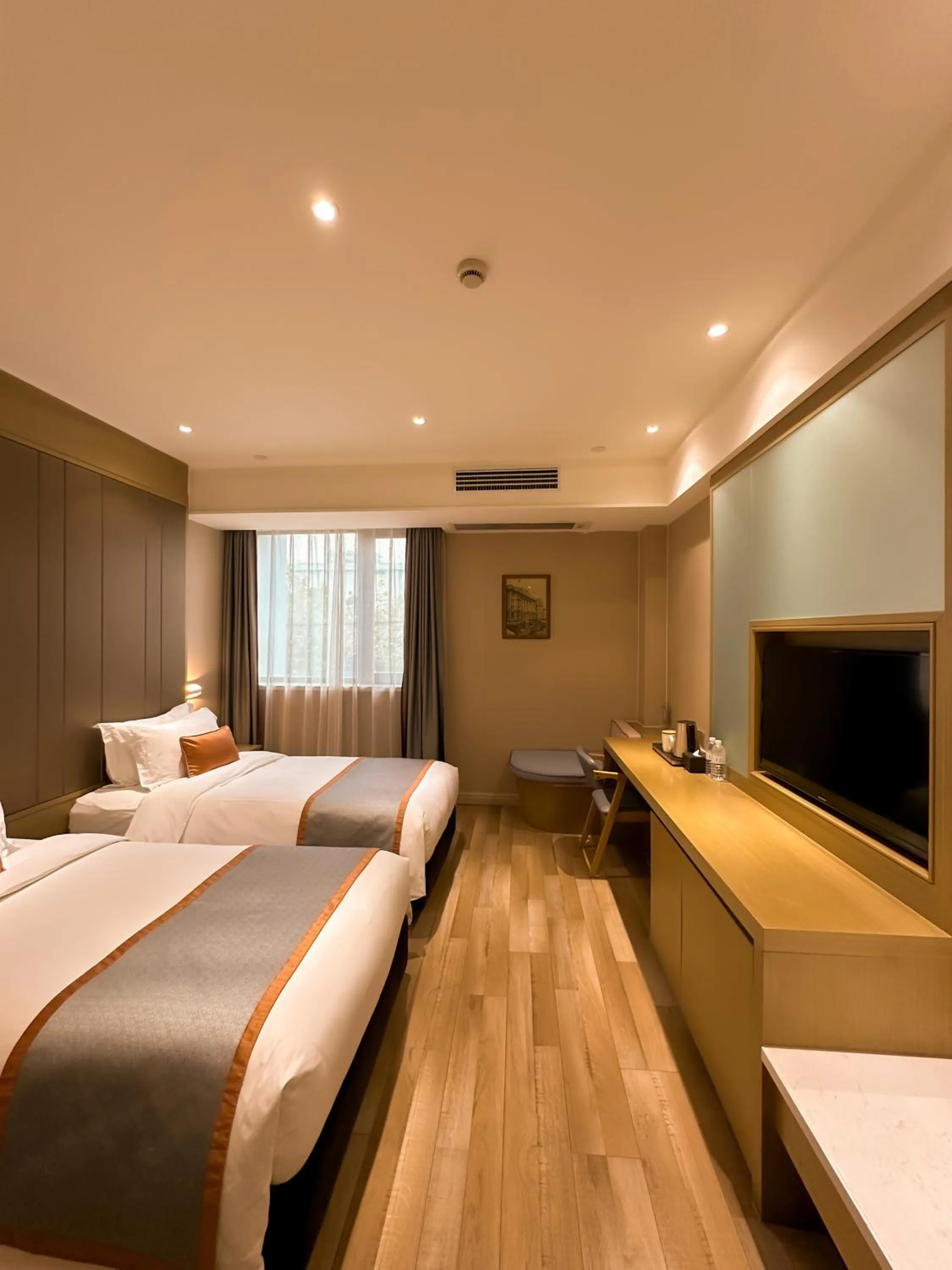Bed in SHANGHAI-DECO Hotel-Free shuttle bus to Pudong Airport and Disneyland