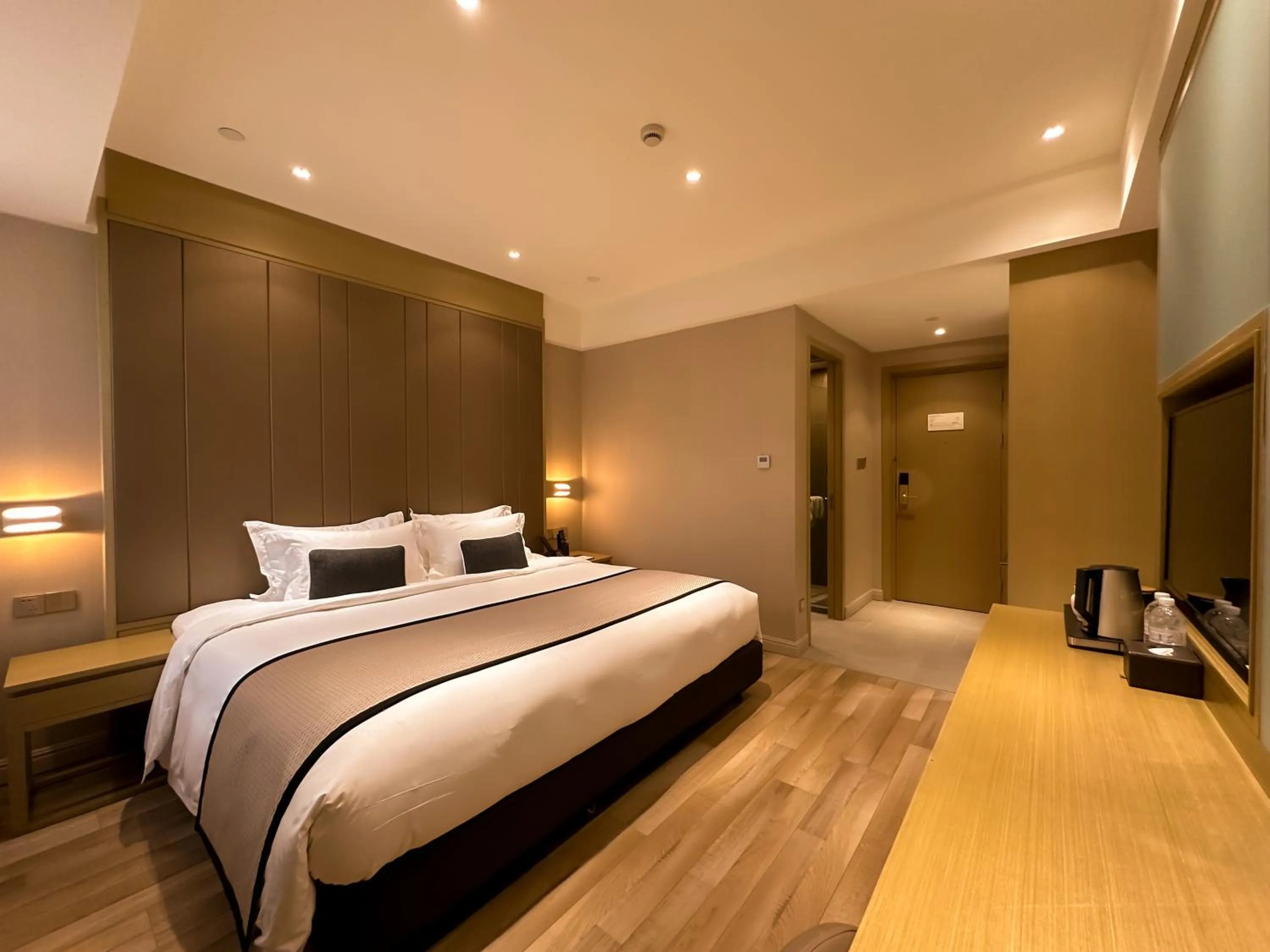 Bed in SHANGHAI-DECO Hotel-Free shuttle bus to Pudong Airport and Disneyland