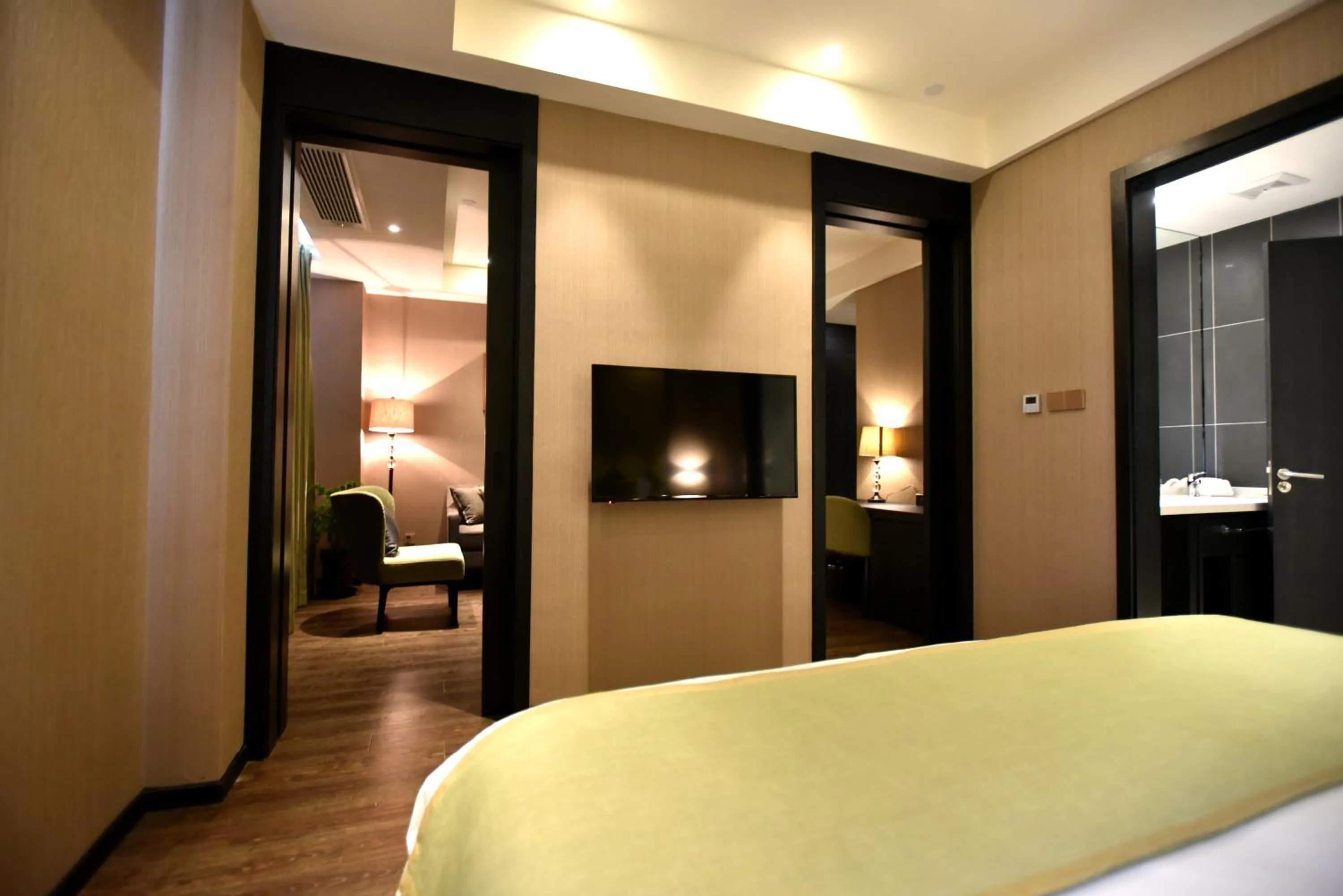 Bed in SHANGHAI-DECO Hotel-Free shuttle bus to Pudong Airport and Disneyland