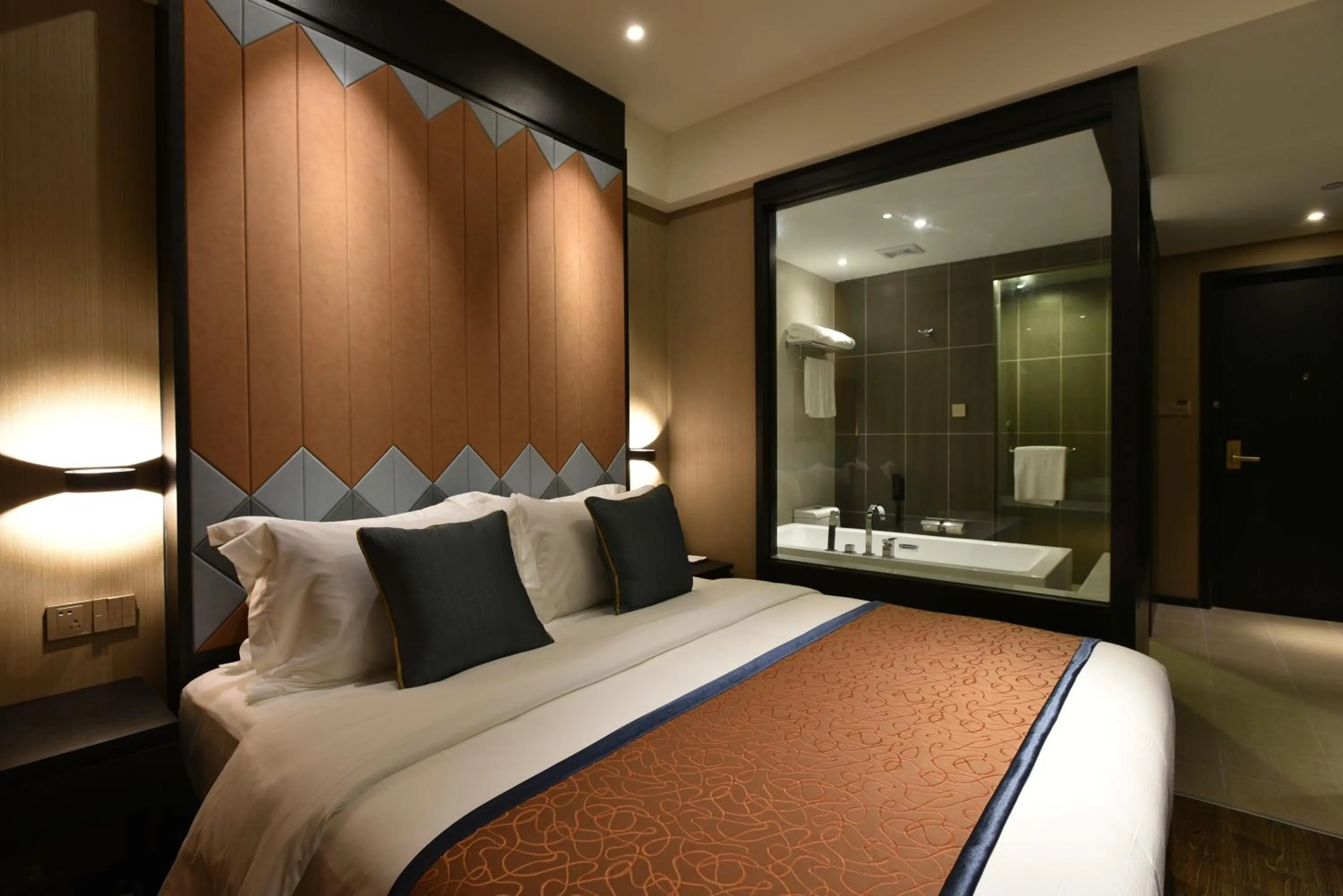 Bathroom, Bed in SHANGHAI-DECO Hotel-Free shuttle bus to Pudong Airport and Disneyland
