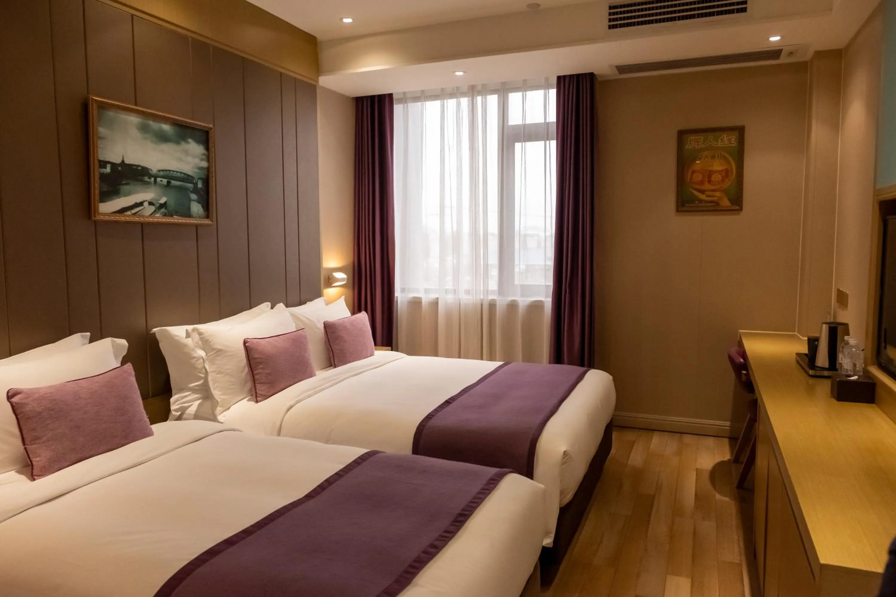 Bed in SHANGHAI-DECO Hotel-Free shuttle bus to Pudong Airport and Disneyland