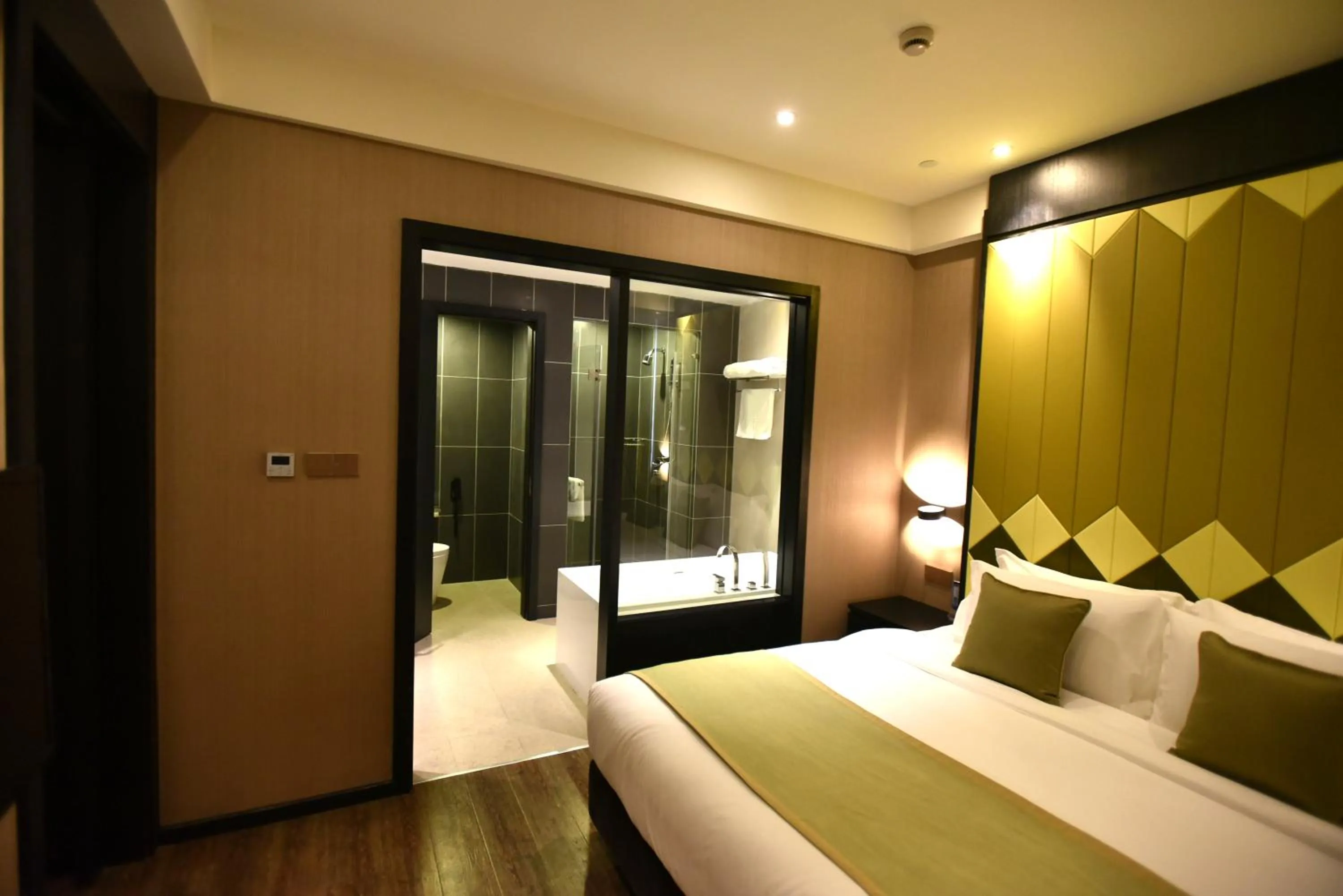Bed in SHANGHAI-DECO Hotel-Free shuttle bus to Pudong Airport and Disneyland