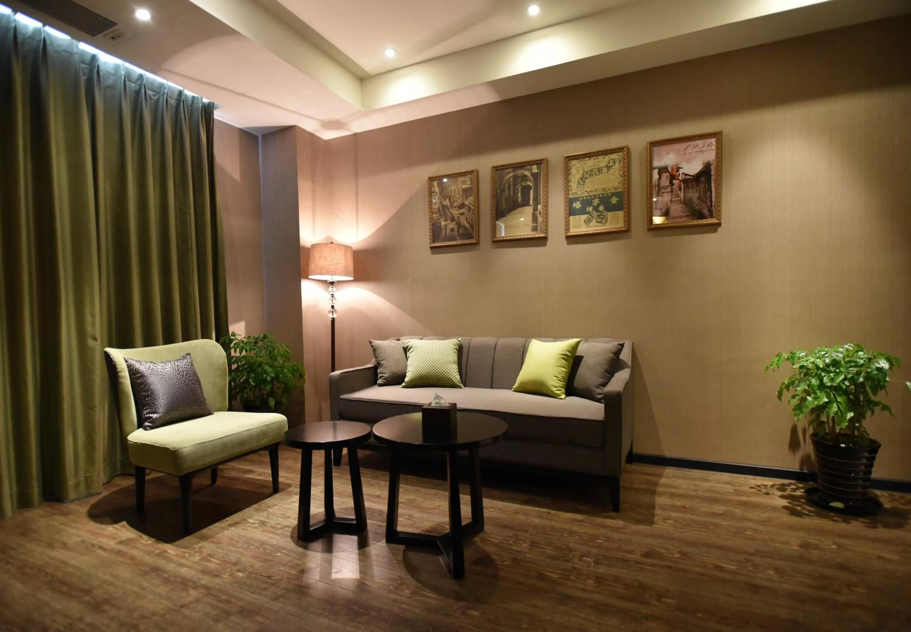 Living room in SHANGHAI-DECO Hotel-Free shuttle bus to Pudong Airport and Disneyland