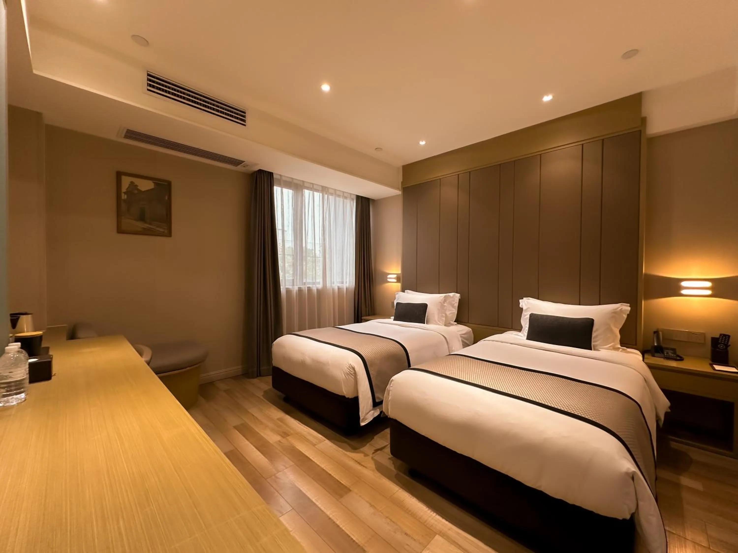Bed in SHANGHAI-DECO Hotel-Free shuttle bus to Pudong Airport and Disneyland