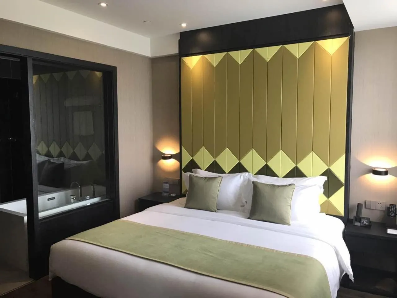 Bed in SHANGHAI-DECO Hotel-Free shuttle bus to Pudong Airport and Disneyland