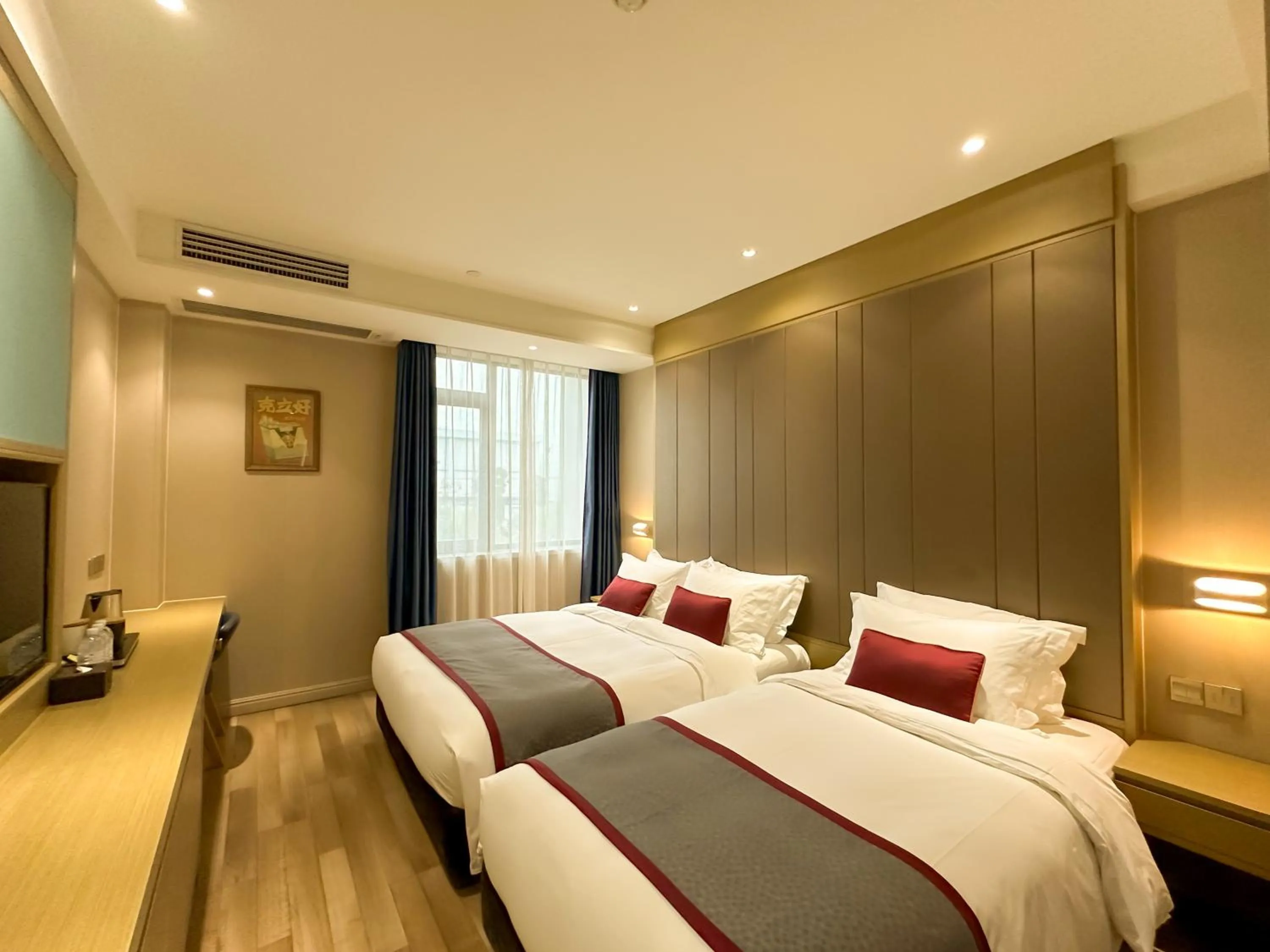 Bed in SHANGHAI-DECO Hotel-Free shuttle bus to Pudong Airport and Disneyland