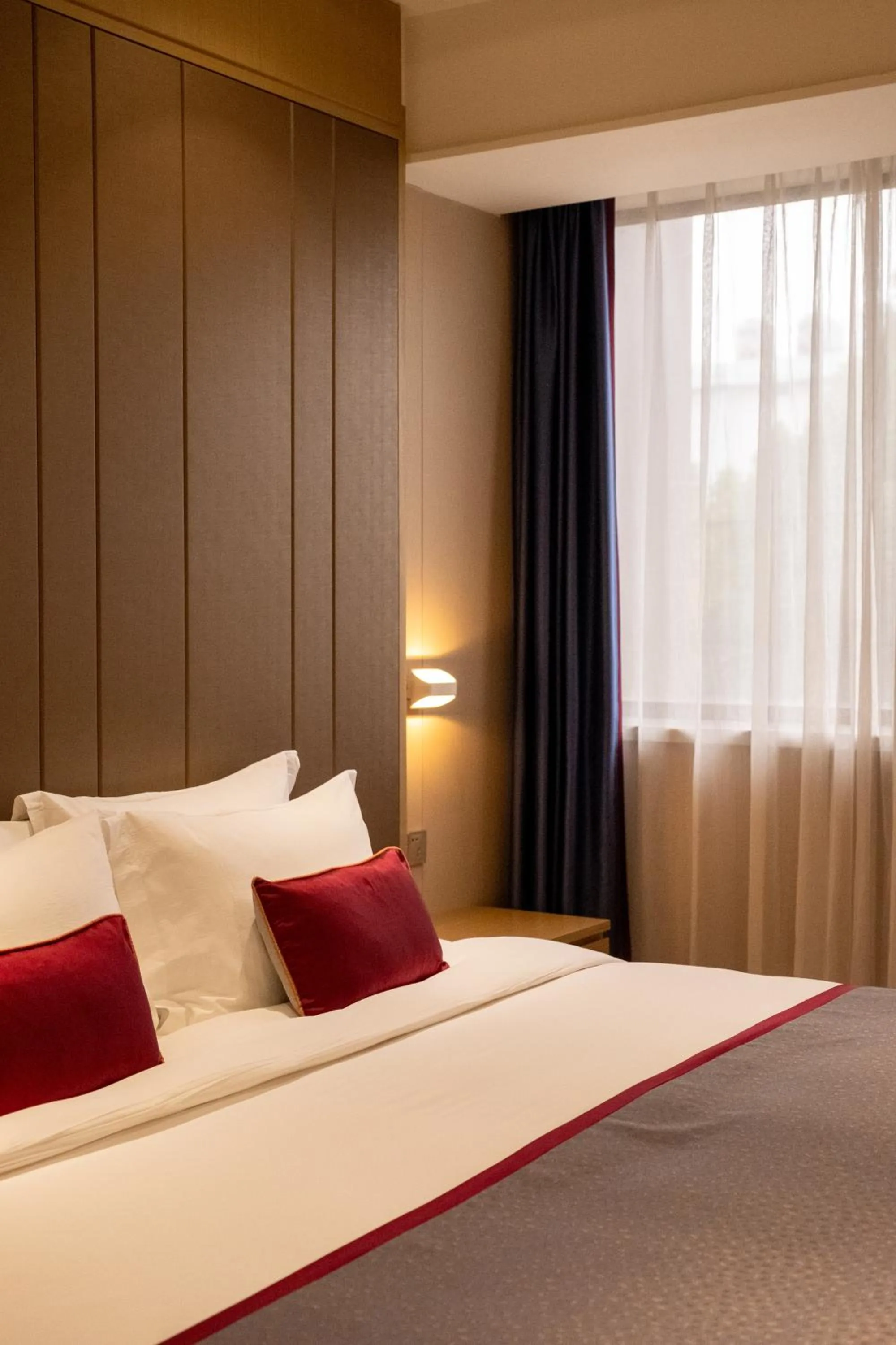 Bed in SHANGHAI-DECO Hotel-Free shuttle bus to Pudong Airport and Disneyland