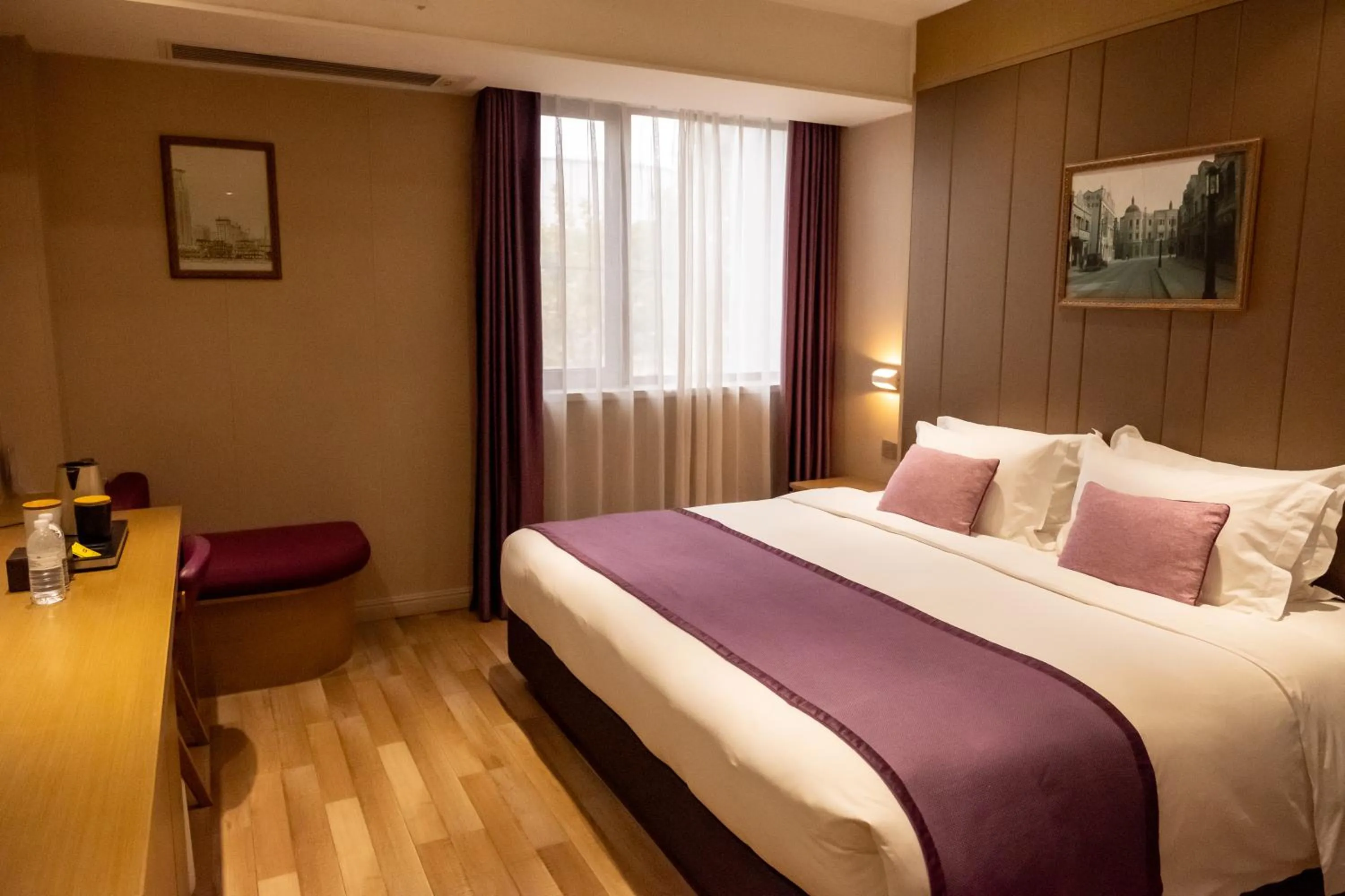 Bed in SHANGHAI-DECO Hotel-Free shuttle bus to Pudong Airport and Disneyland