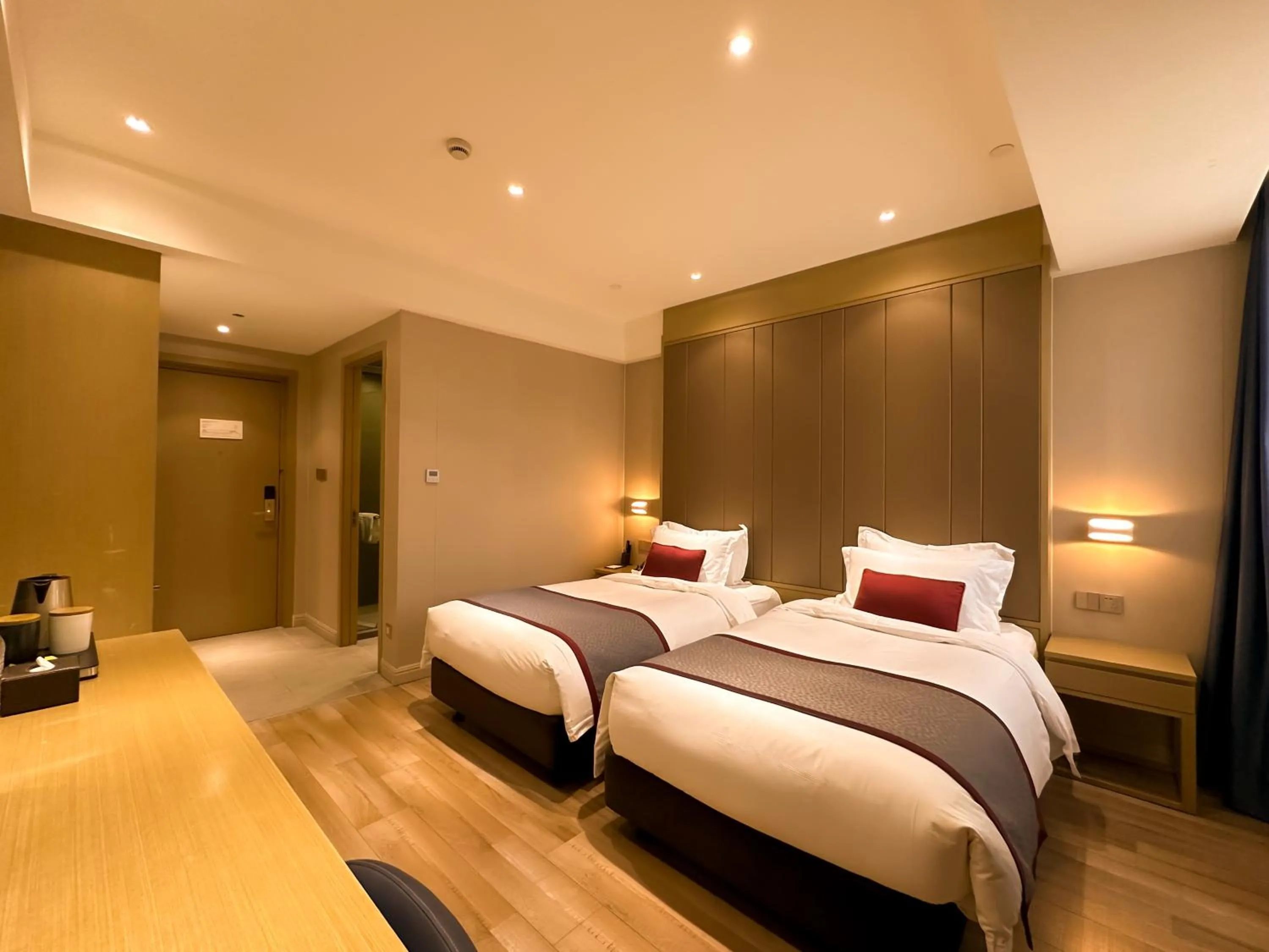 Bed in SHANGHAI-DECO Hotel-Free shuttle bus to Pudong Airport and Disneyland