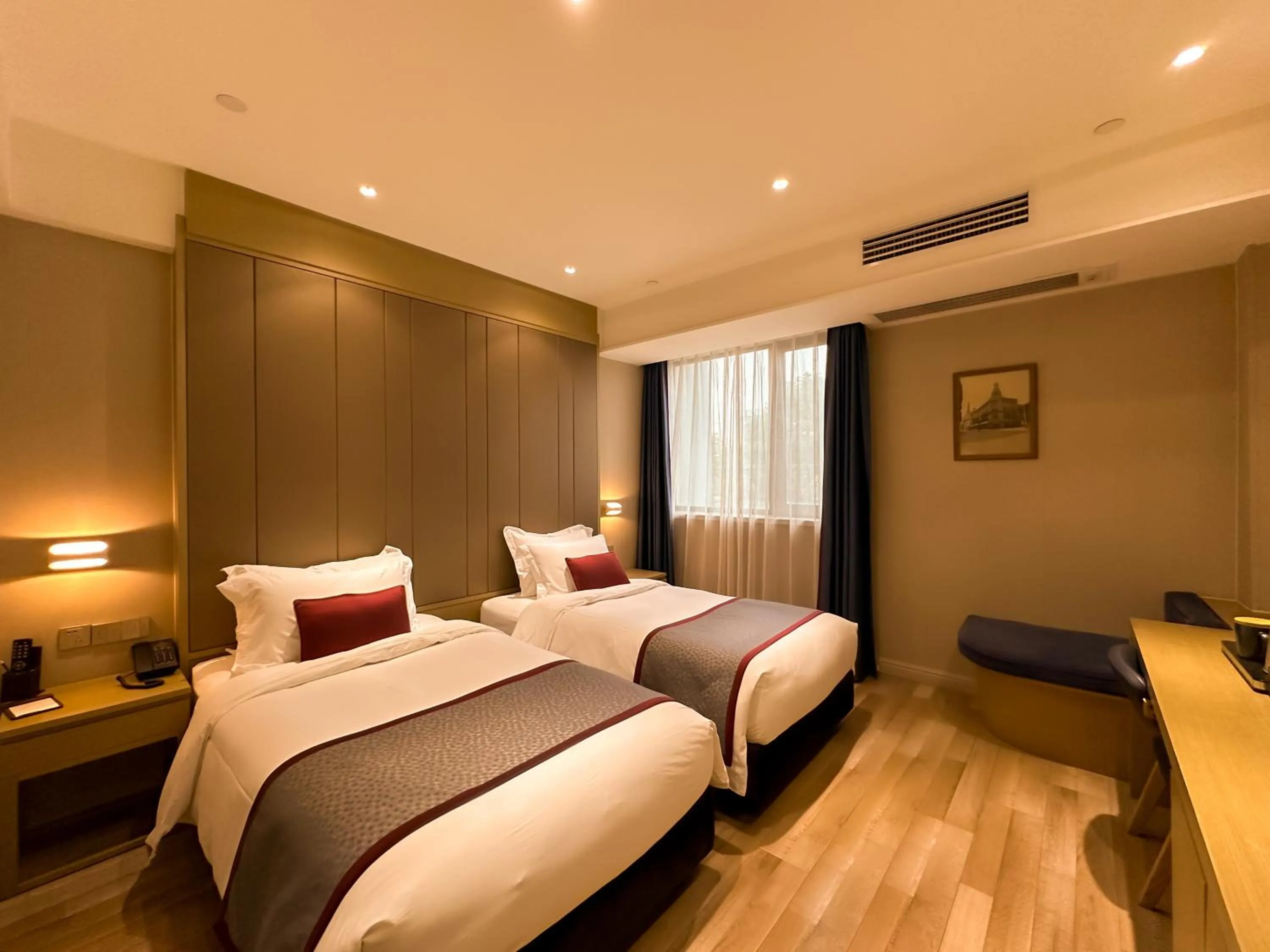 Bed in SHANGHAI-DECO Hotel-Free shuttle bus to Pudong Airport and Disneyland