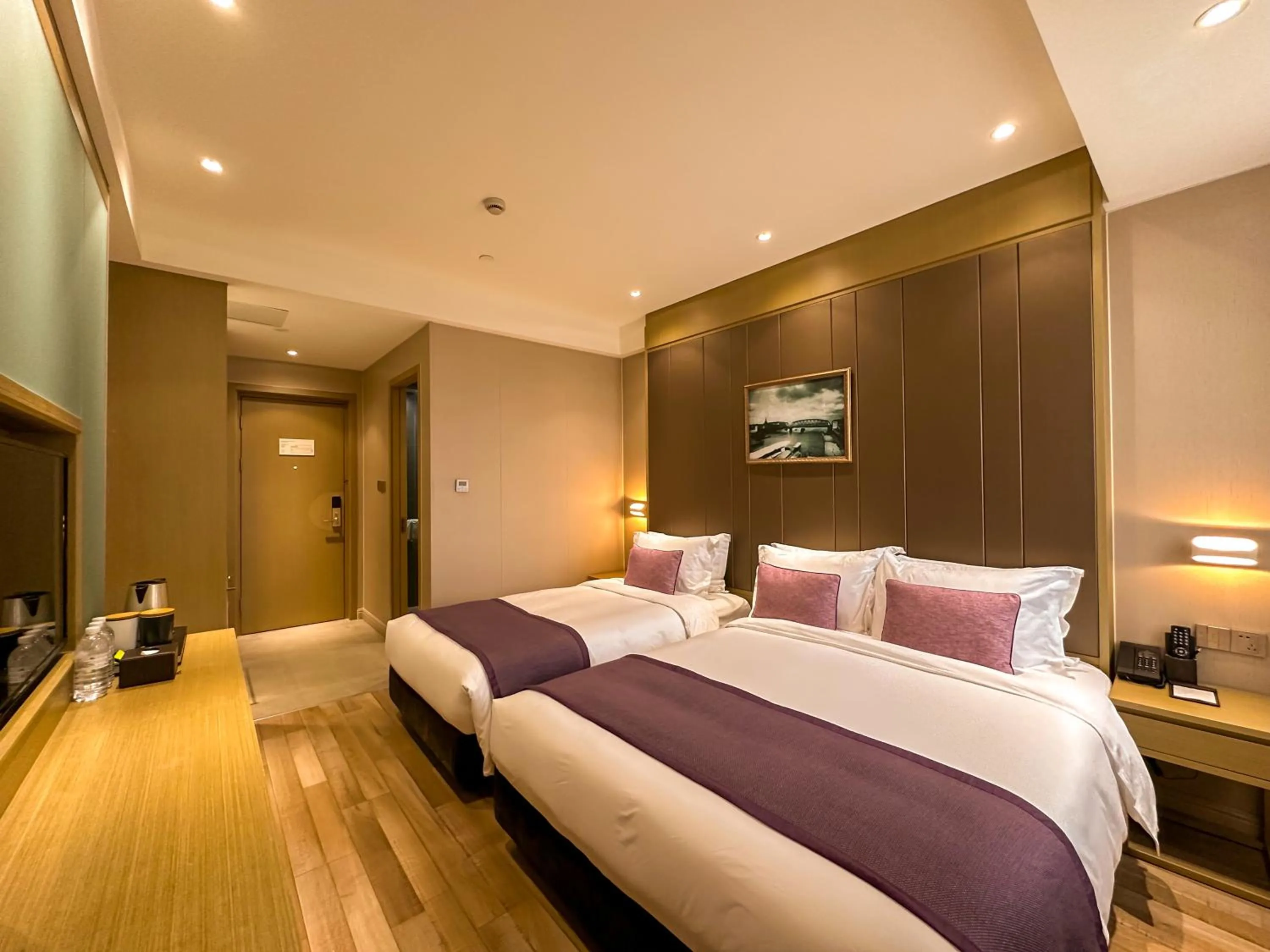 Bed in SHANGHAI-DECO Hotel-Free shuttle bus to Pudong Airport and Disneyland