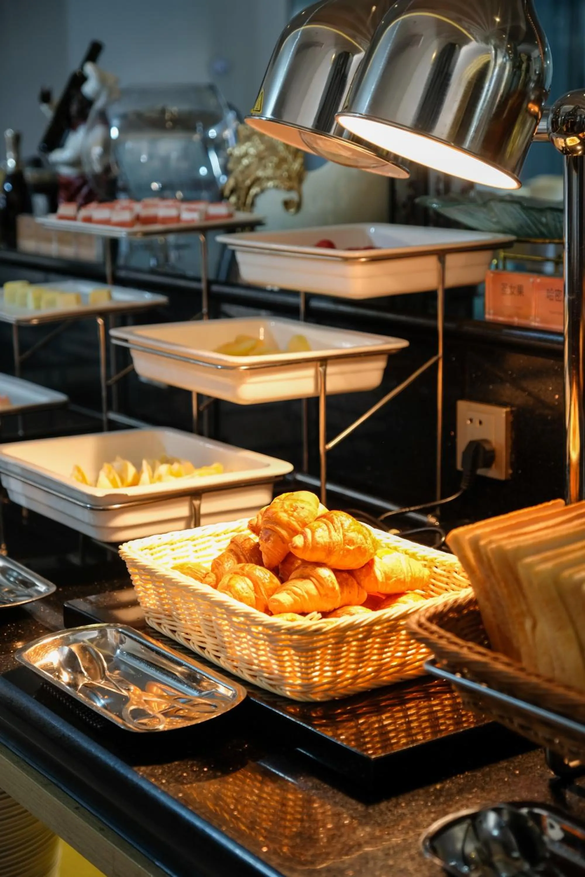 Restaurant/places to eat in SHANGHAI-DECO Hotel-Free shuttle bus to Pudong Airport and Disneyland