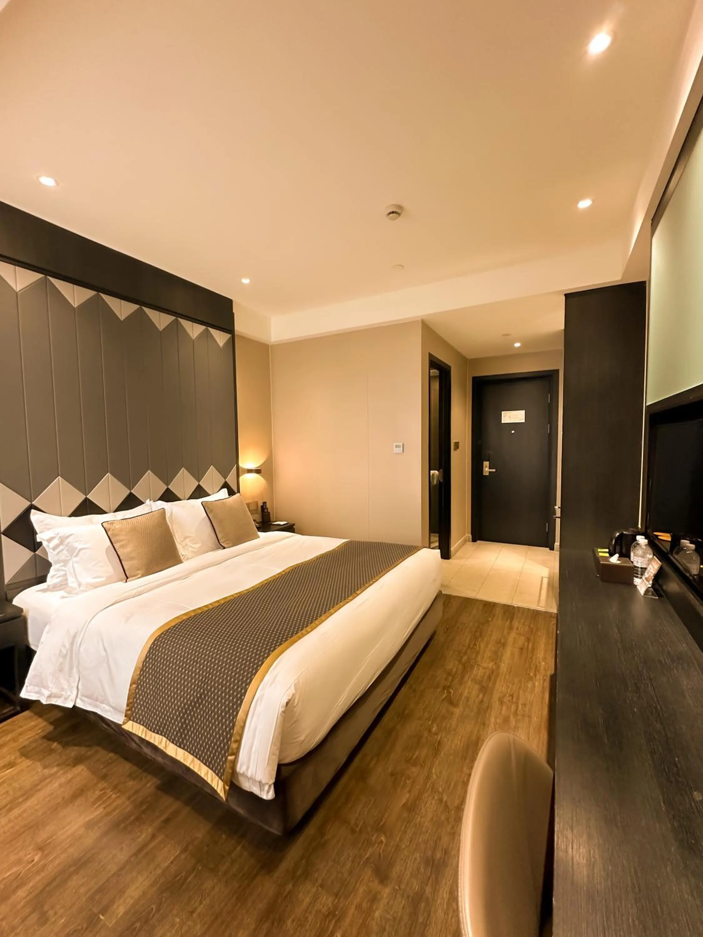 Bed in SHANGHAI-DECO Hotel-Free shuttle bus to Pudong Airport and Disneyland