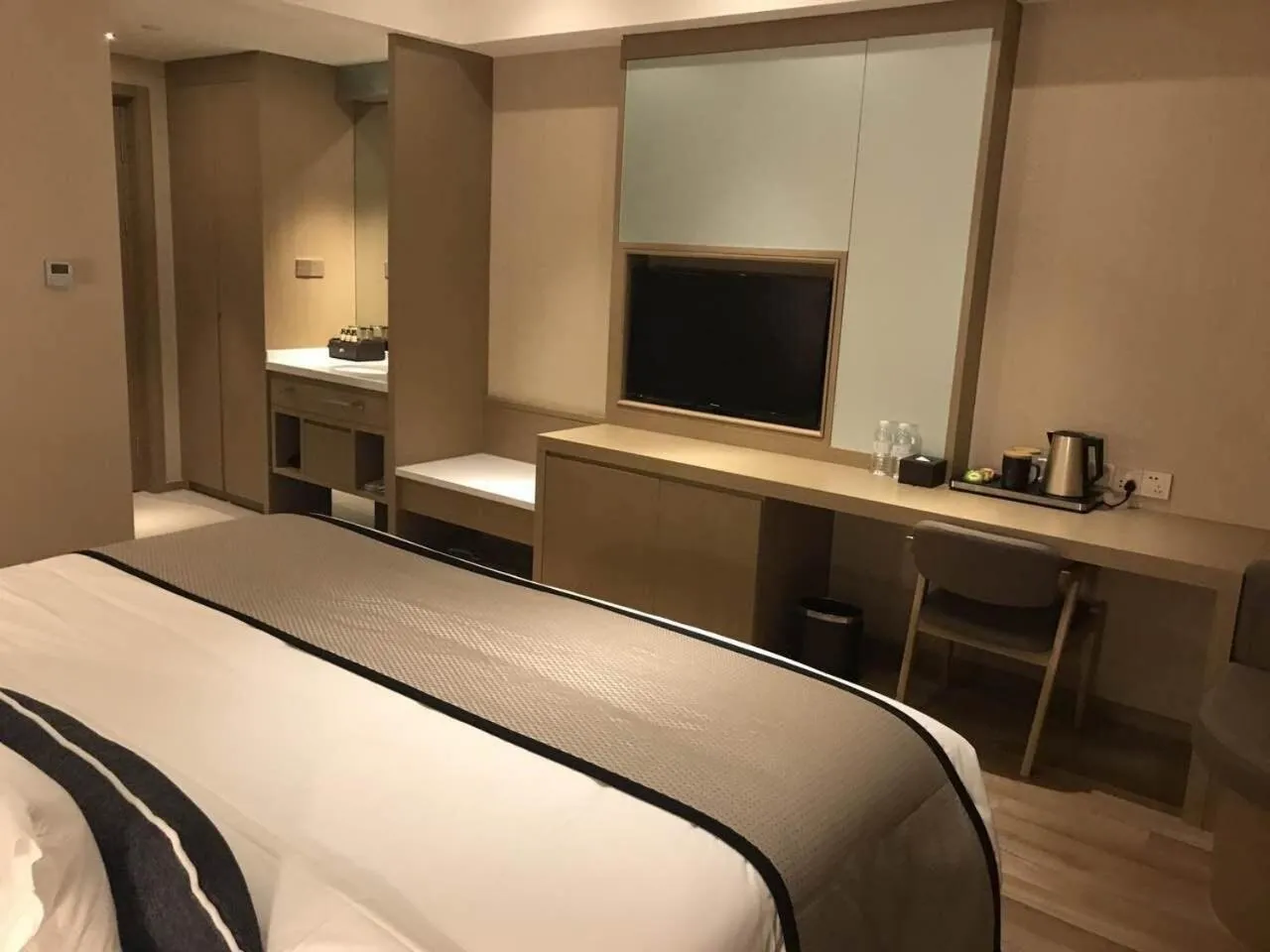 Bed in SHANGHAI-DECO Hotel-Free shuttle bus to Pudong Airport and Disneyland