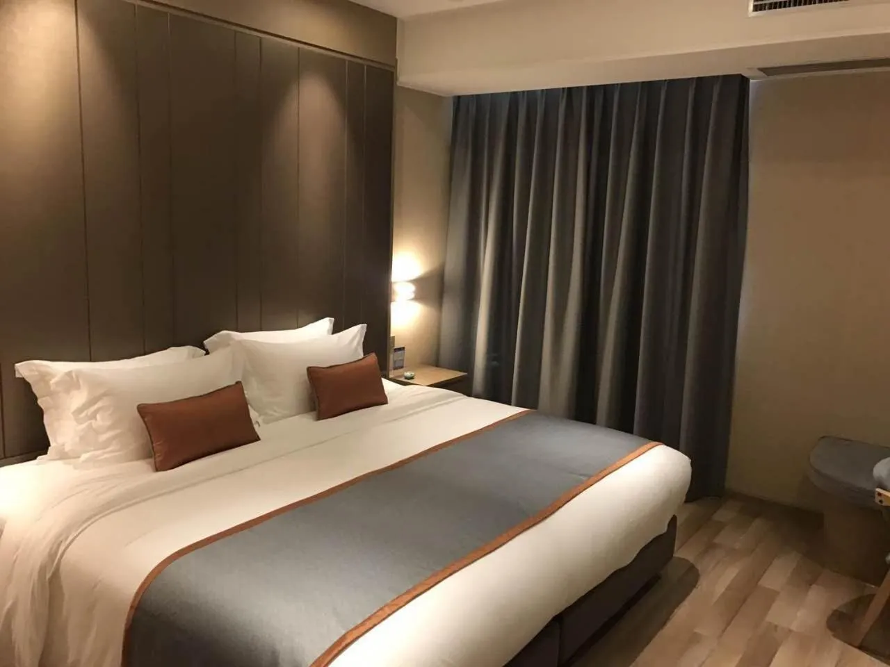 Bed in SHANGHAI-DECO Hotel-Free shuttle bus to Pudong Airport and Disneyland