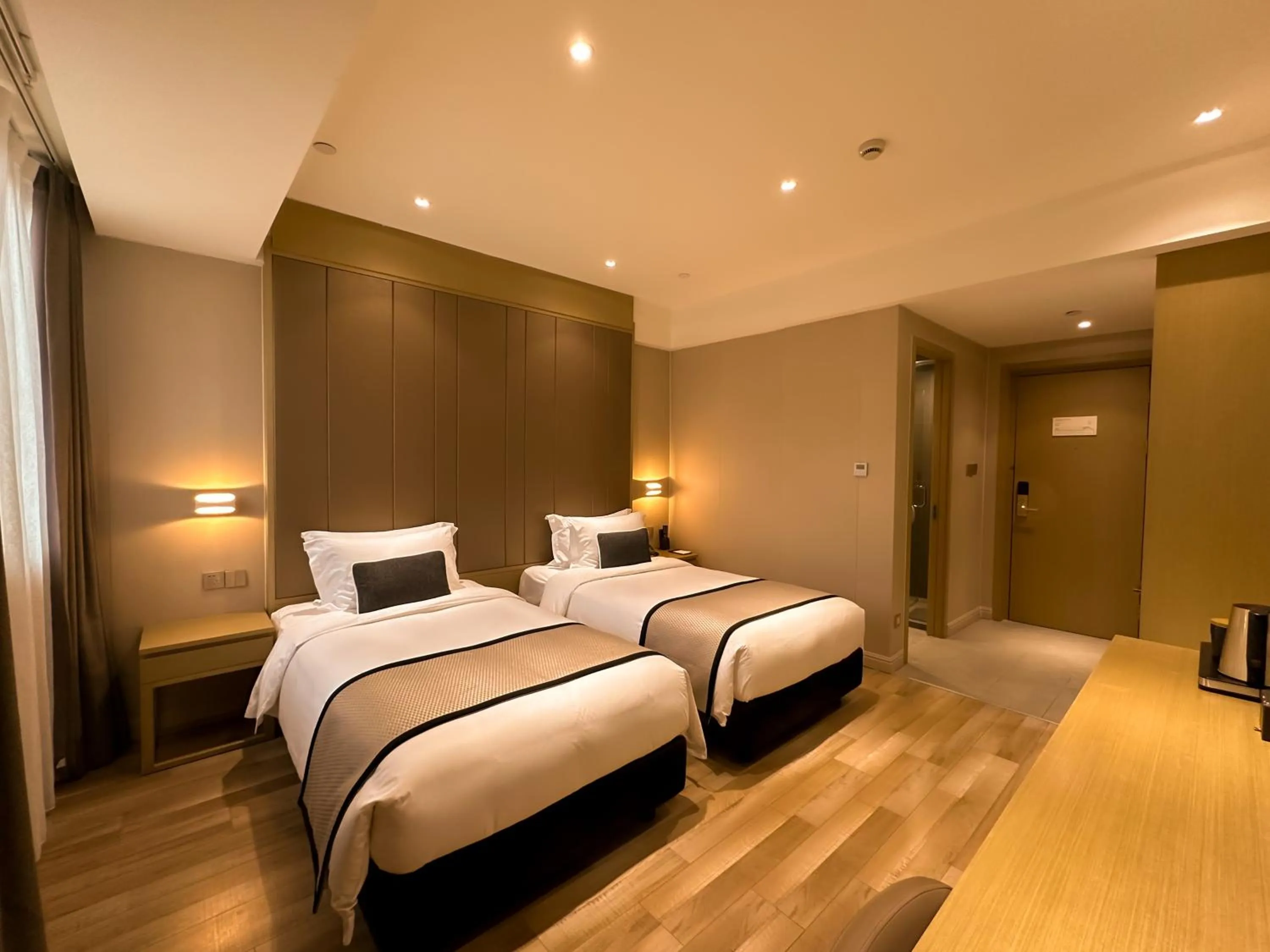 Bed in SHANGHAI-DECO Hotel-Free shuttle bus to Pudong Airport and Disneyland