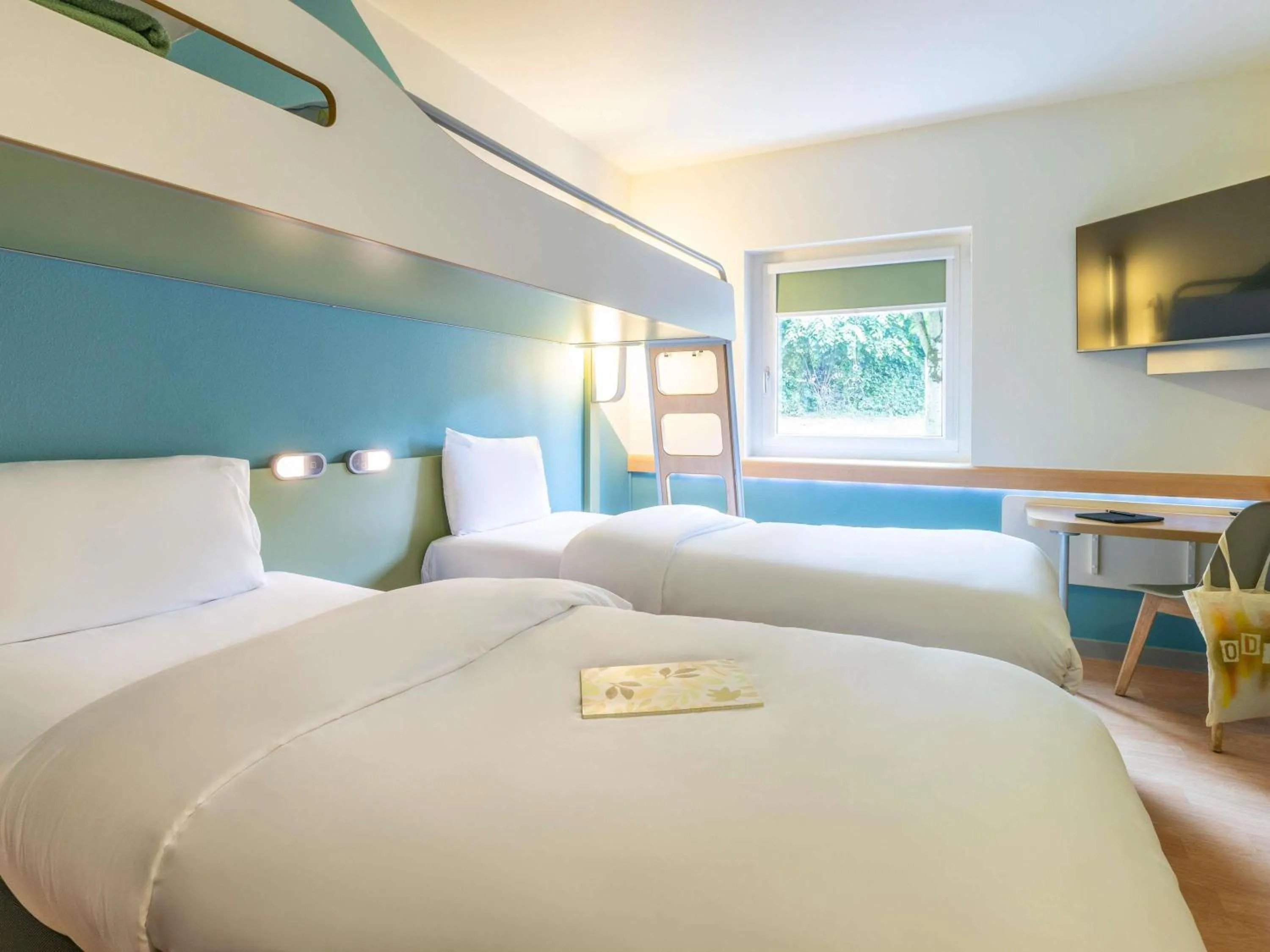 Bedroom, Bed in ibis budget Basel Pratteln