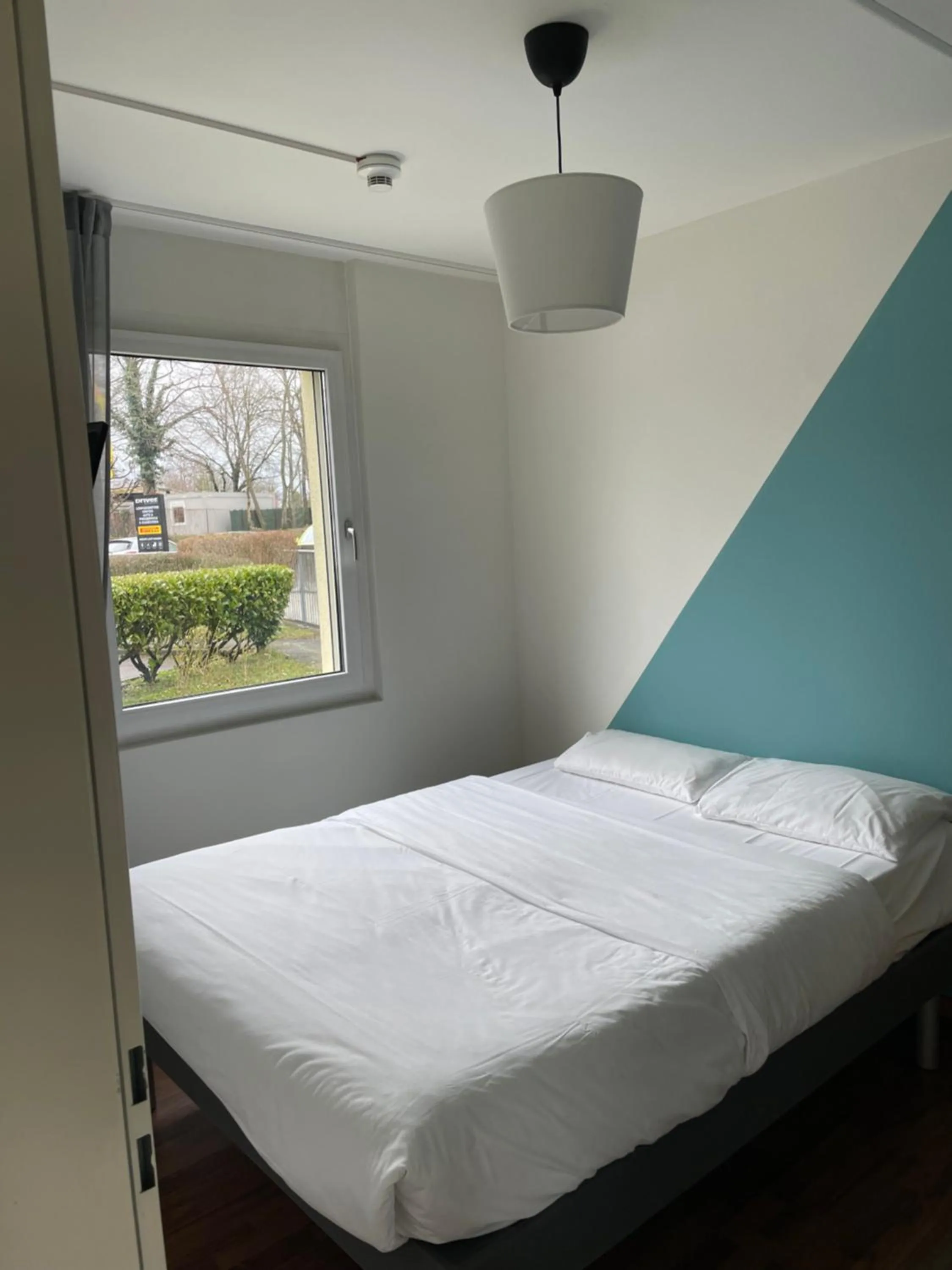 Bedroom, Bed in ibis budget Basel Pratteln
