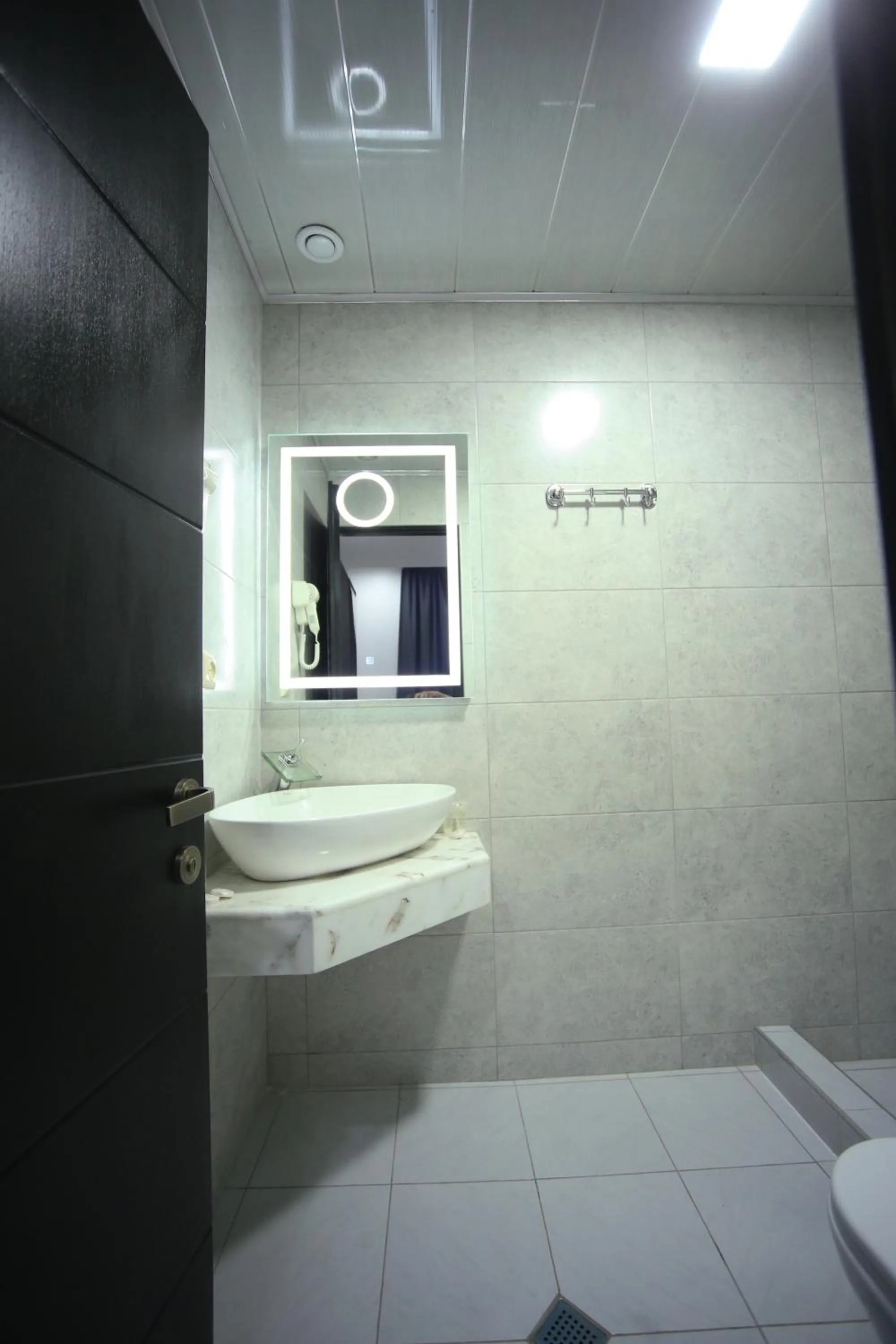 Toilet in West Tower Hotel