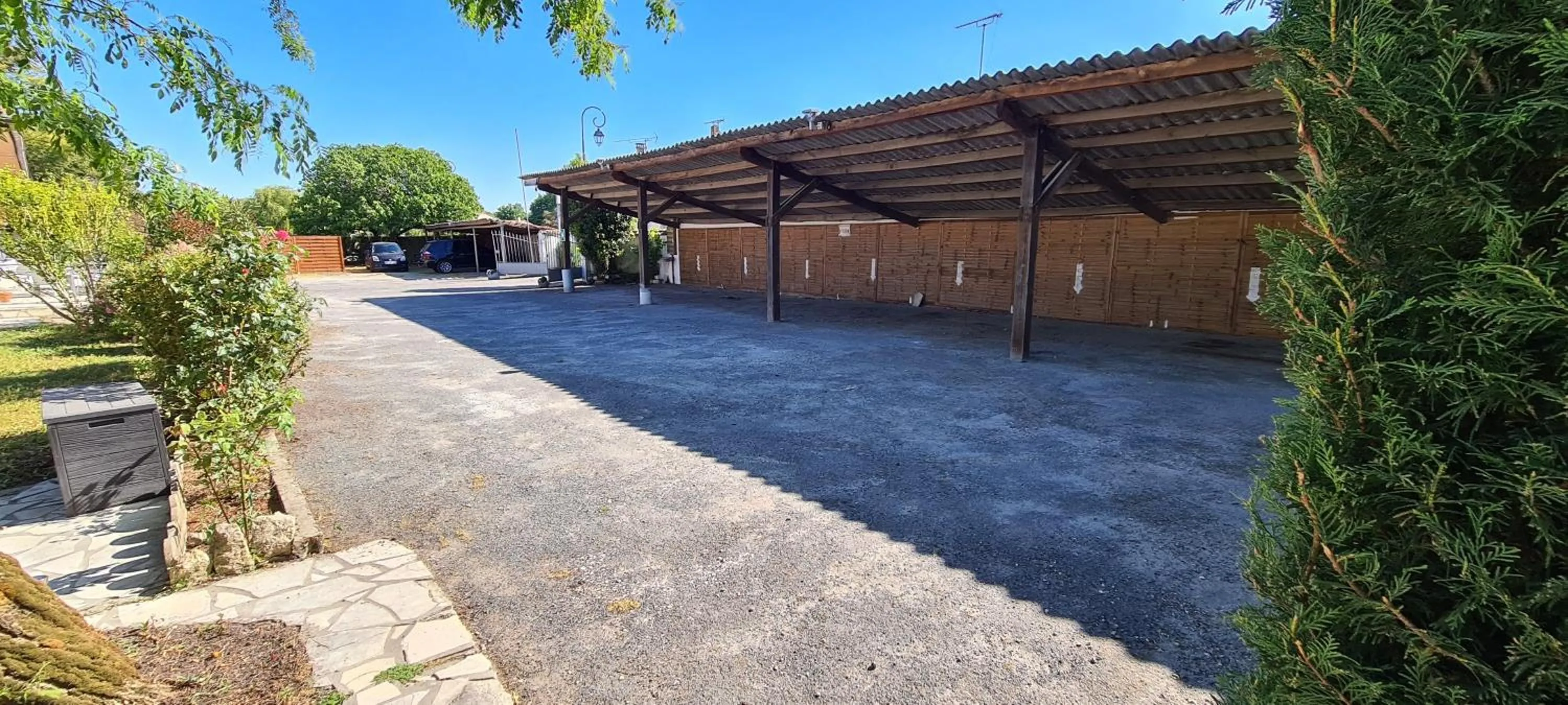 Parking in Hotel Les Vieux Acacias