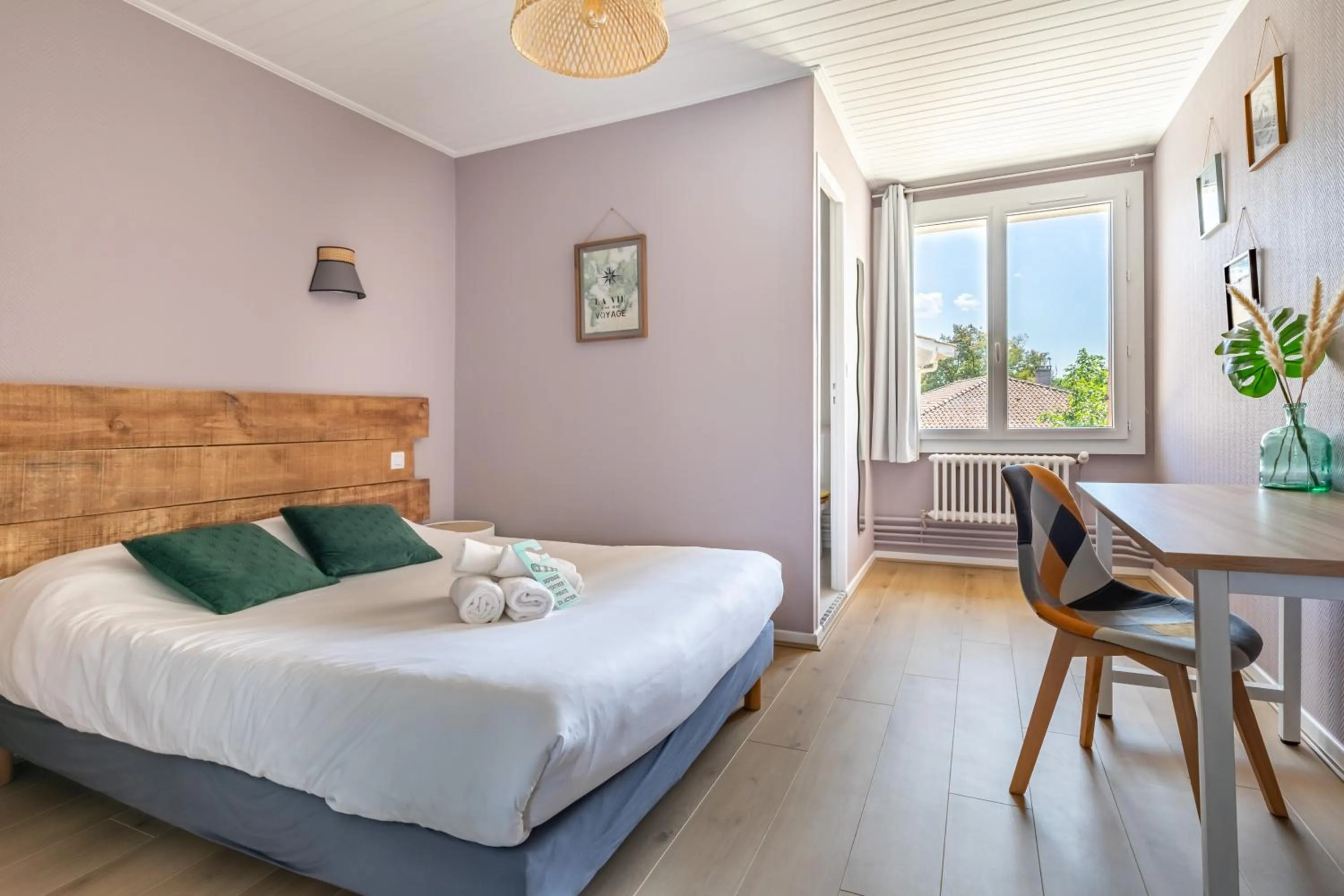 Photo of the whole room, Bed in Hotel Les Vieux Acacias