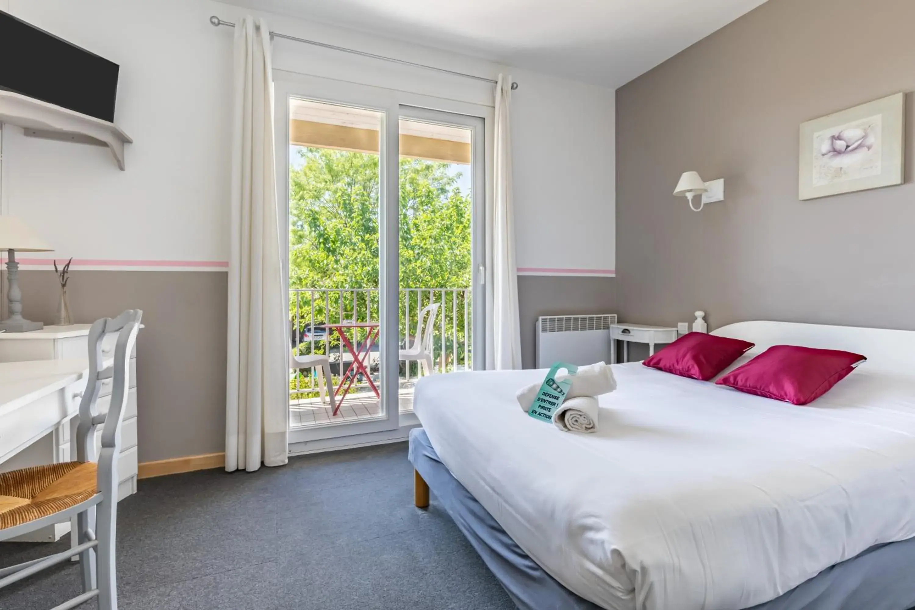 Classic Double Room with Balcony in Hotel Les Vieux Acacias Classic Double Room with Balcony in Hotel Les Vieux Acacias