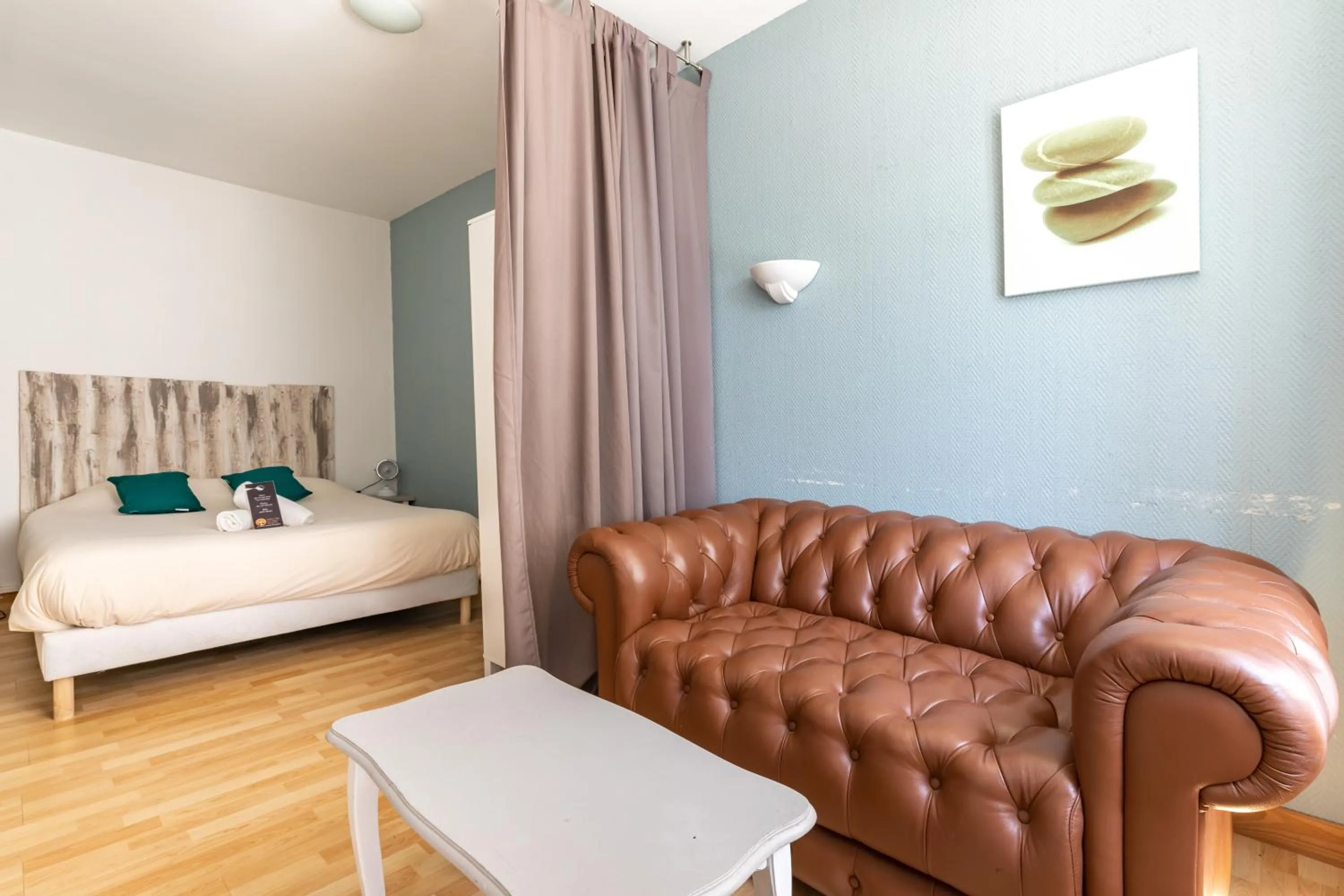 Photo of the whole room, Bed in Hotel Les Vieux Acacias