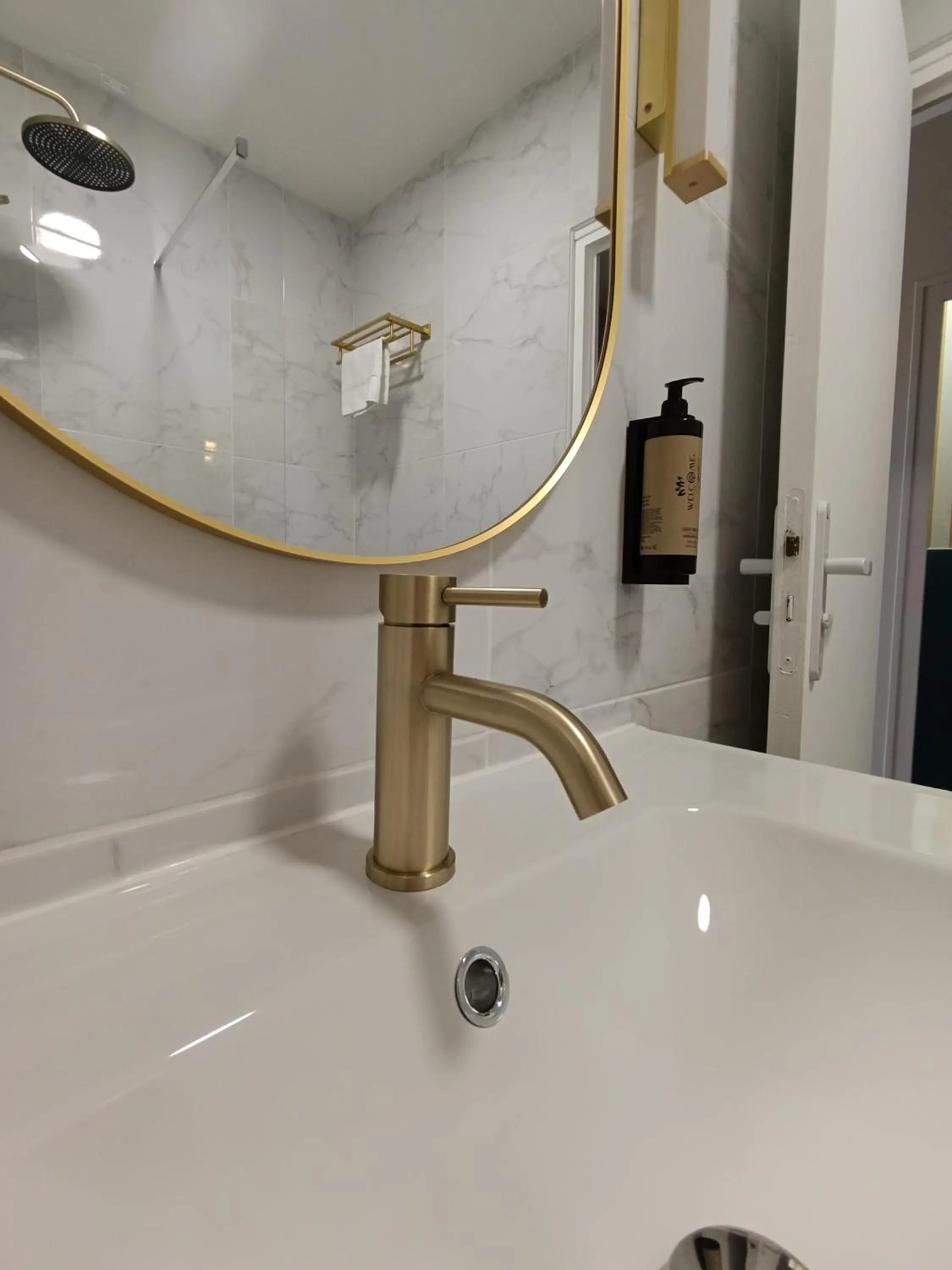 Bathroom in Hotel Les Vieux Acacias