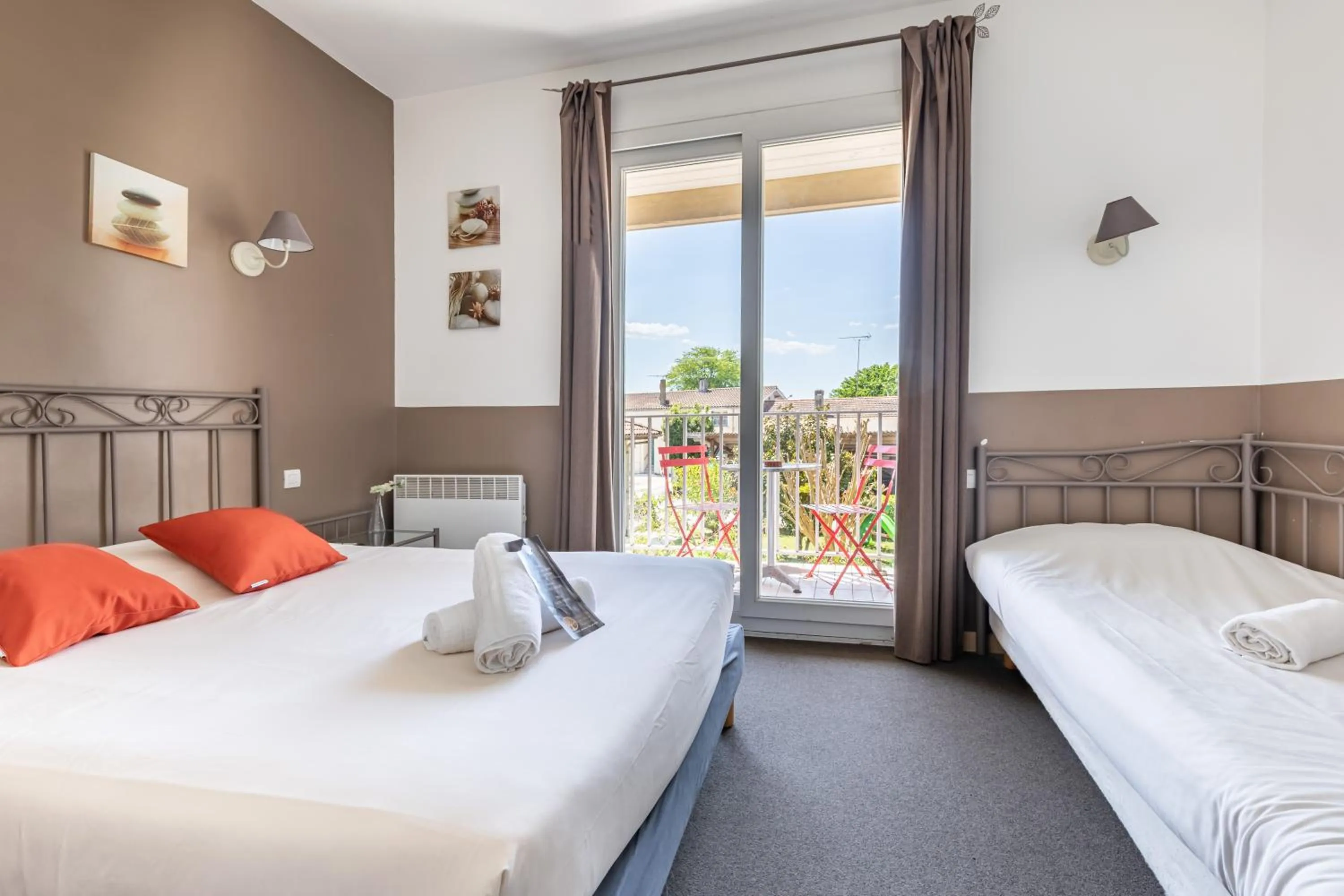 View (from property/room), Bed in Hotel Les Vieux Acacias