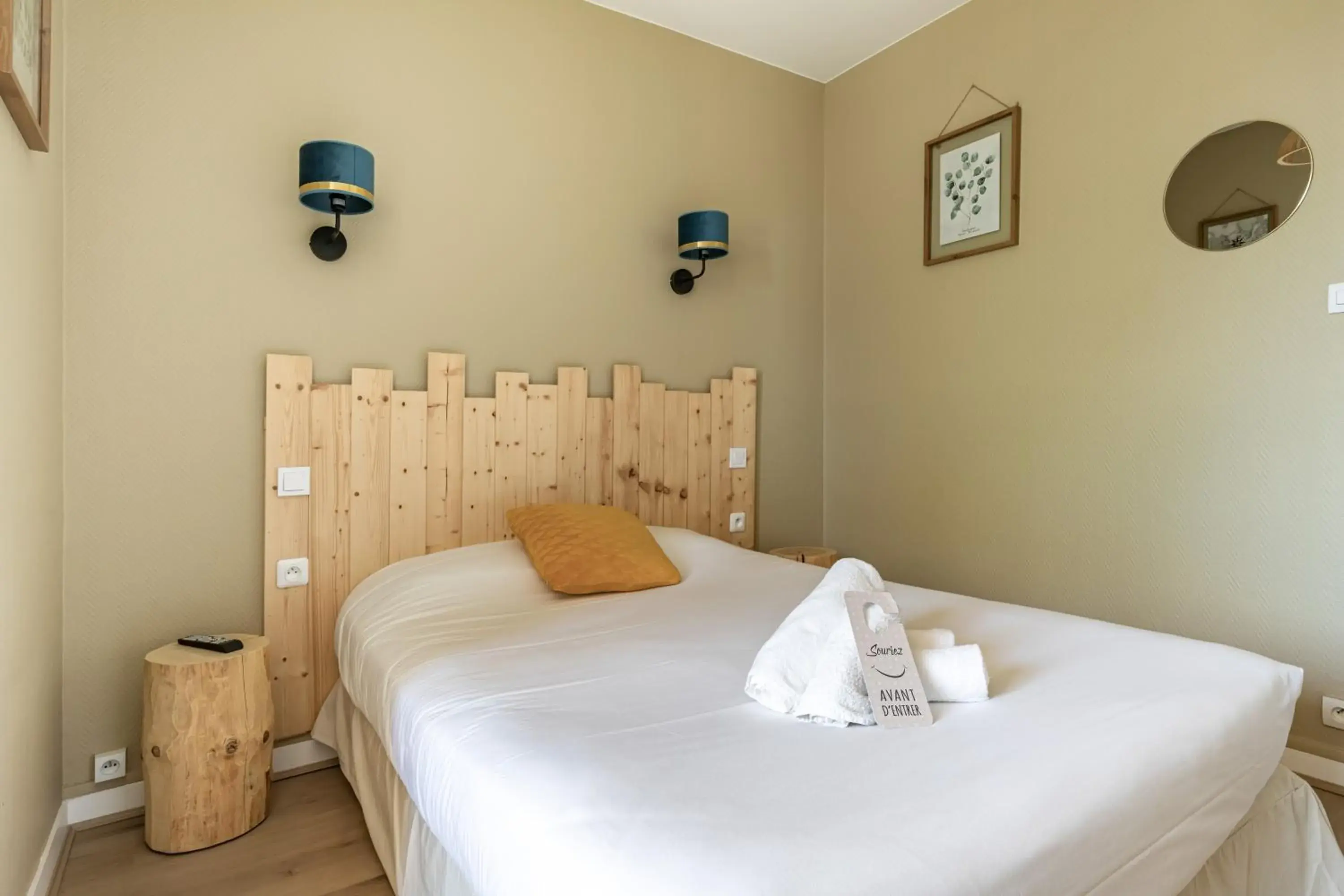 Double Room with Shower in Hotel Les Vieux Acacias Double Room with Shower in Hotel Les Vieux Acacias